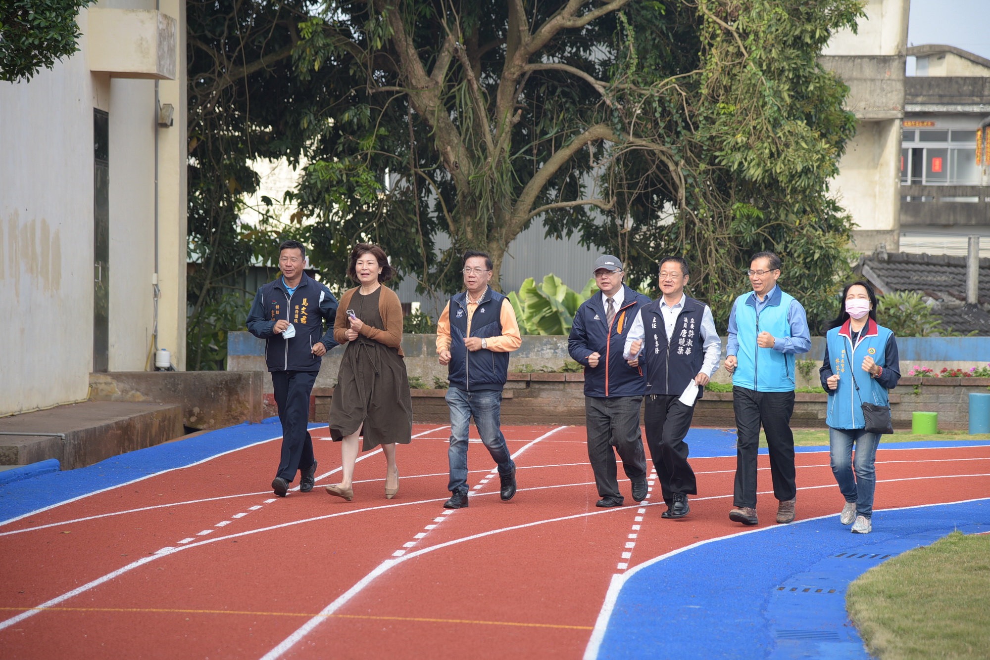 相關圖片1-坪頂、平林國小操場整建完成  林縣長「試跑驗收」