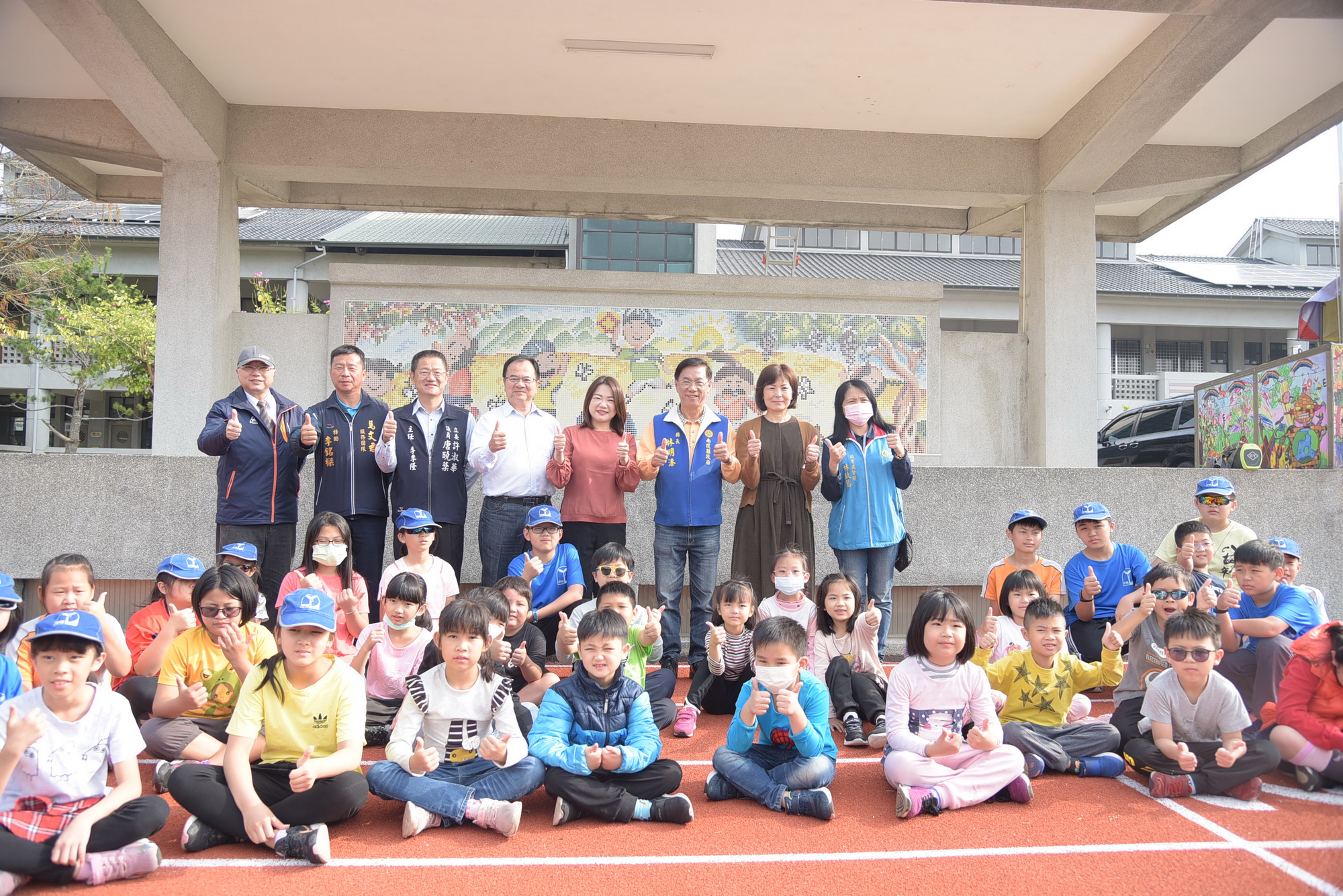 相關圖片3-坪頂、平林國小操場整建完成  林縣長「試跑驗收」