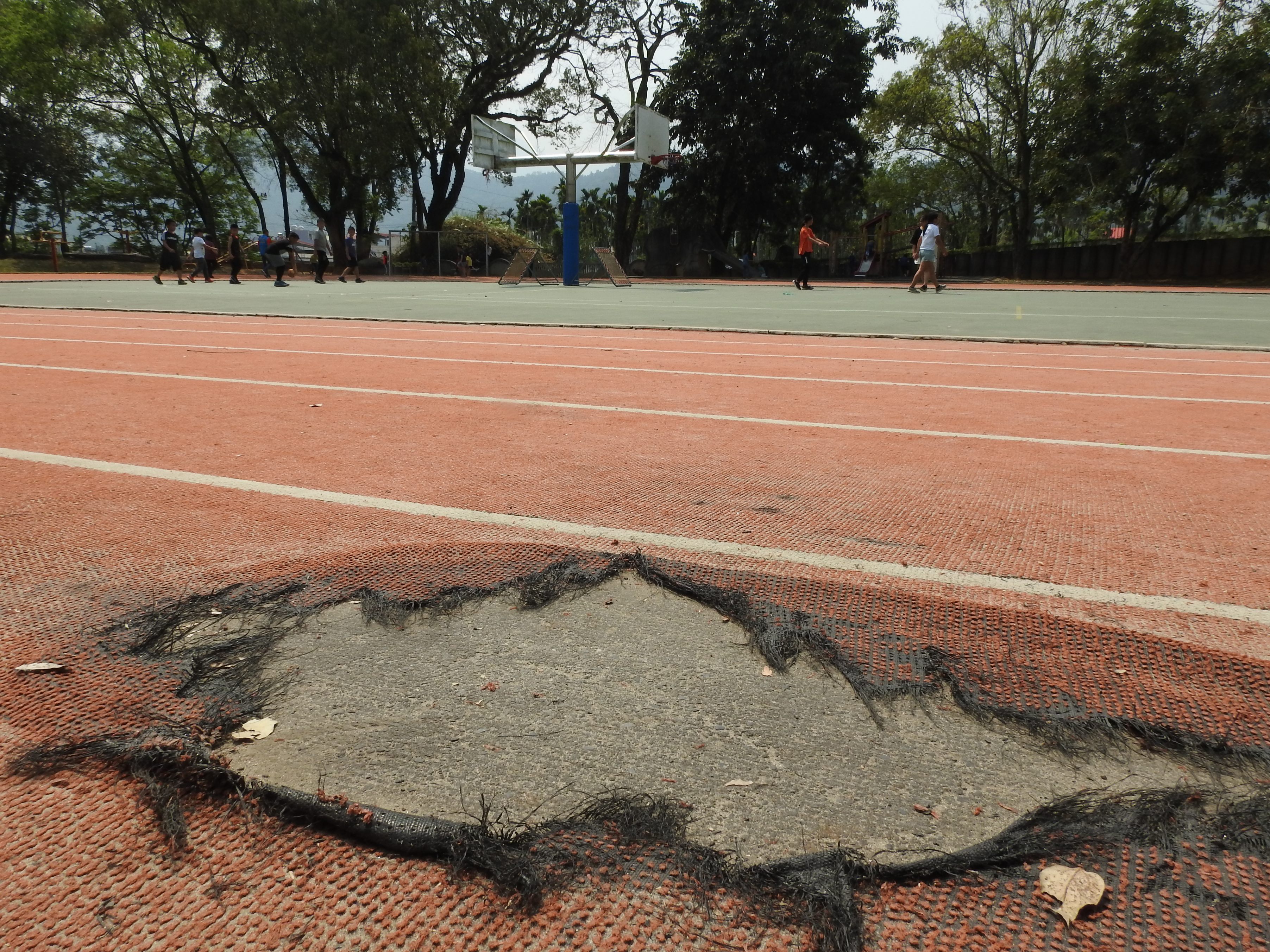 相關圖片2-百年校慶將屆 溪南國小有喜 超齡跑道更新有譜