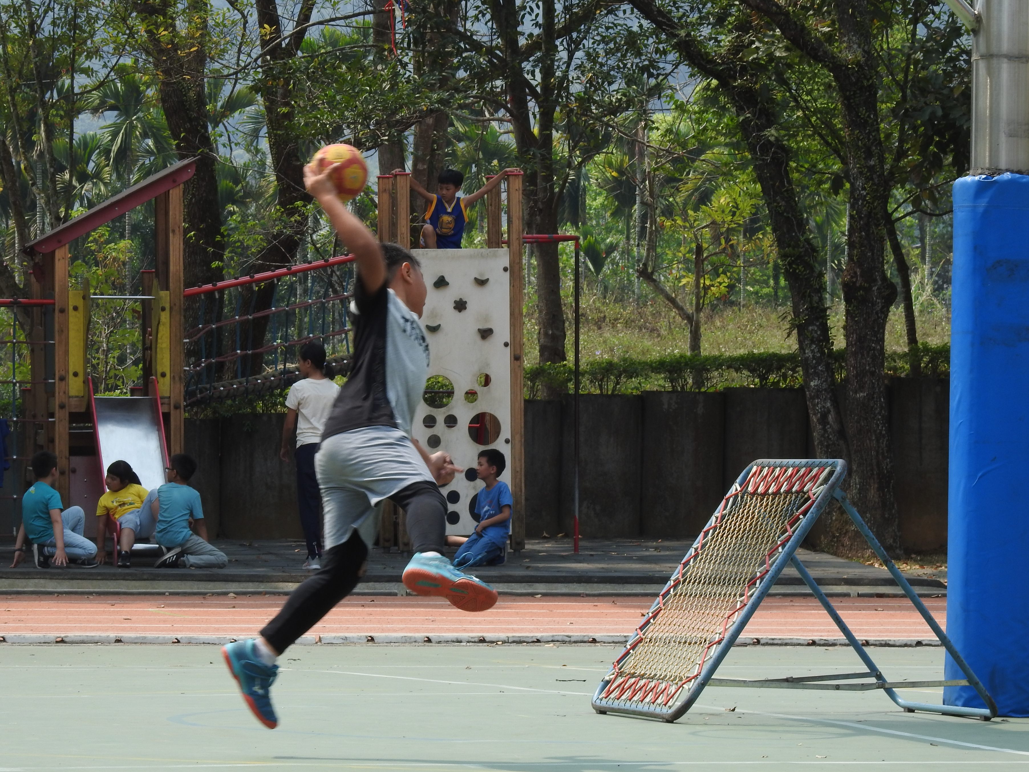 相關圖片4-百年校慶將屆 溪南國小有喜 超齡跑道更新有譜