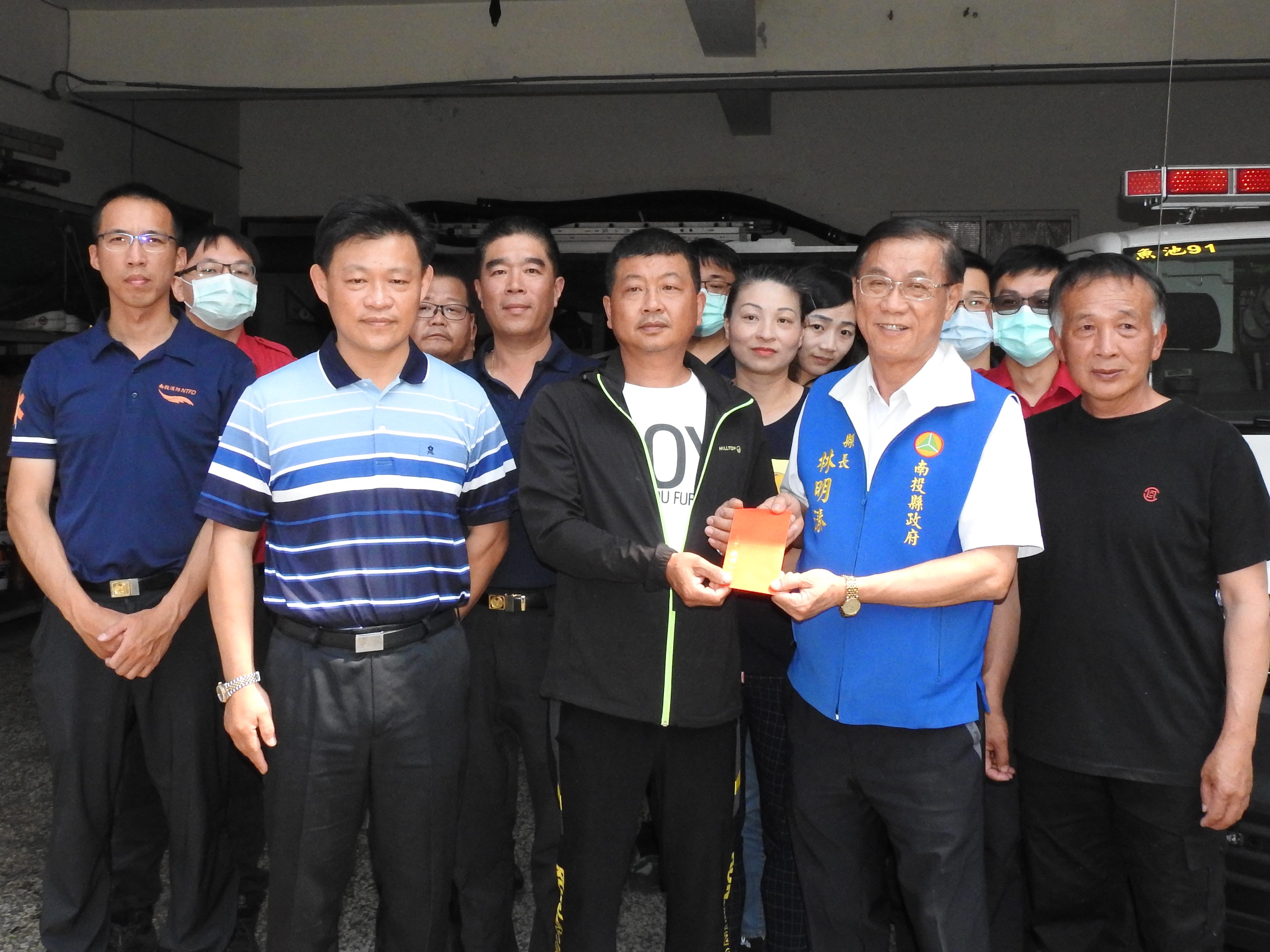 相關圖片1-日月潭畔火燒山獲控制 林縣長慰問警義消 籲久旱之際勿輕忽星火