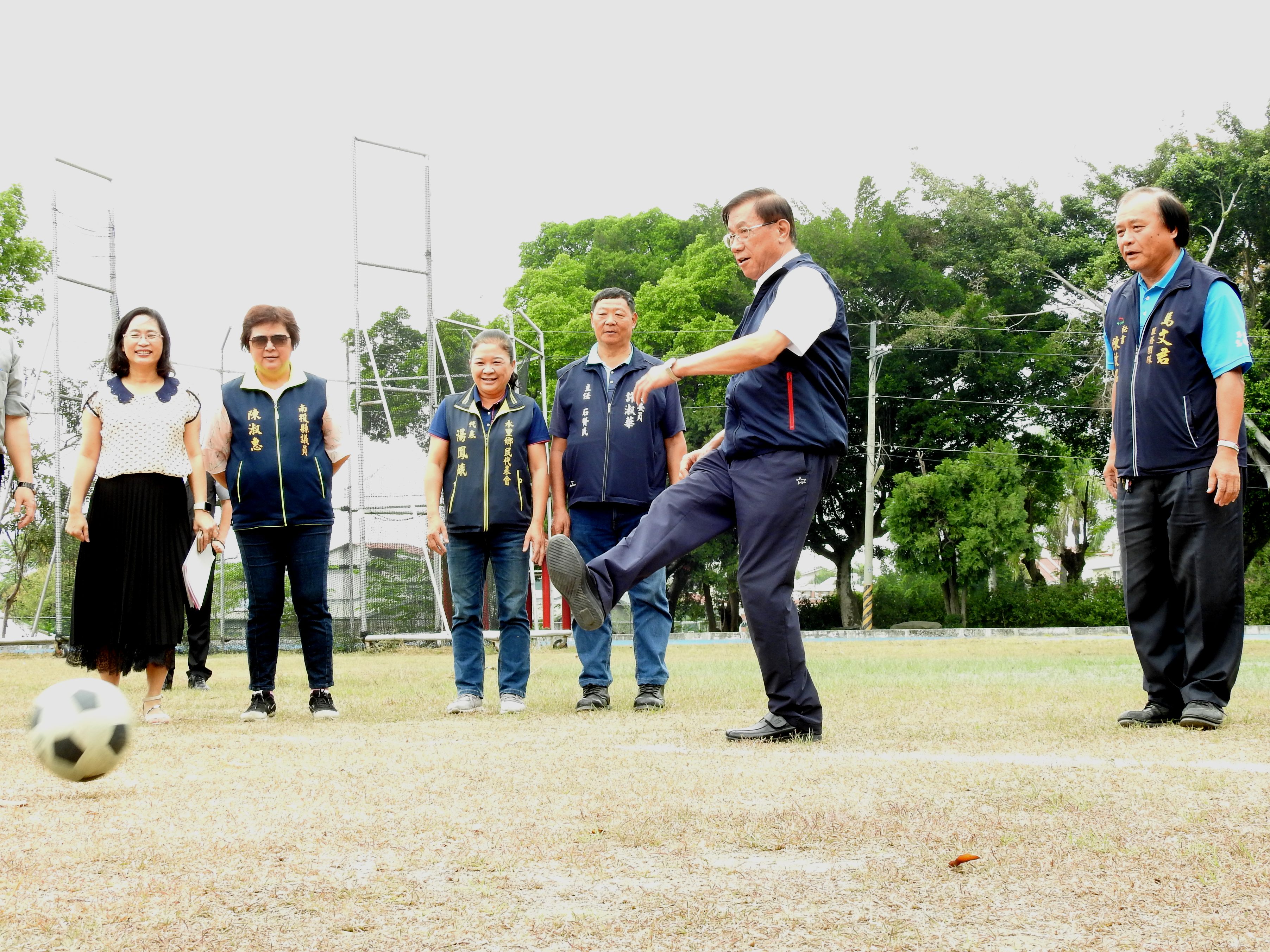 圖片-林縣長「緊腳緊手」力爭新闢水中足球場、搶救鹿中龍柏老樹群