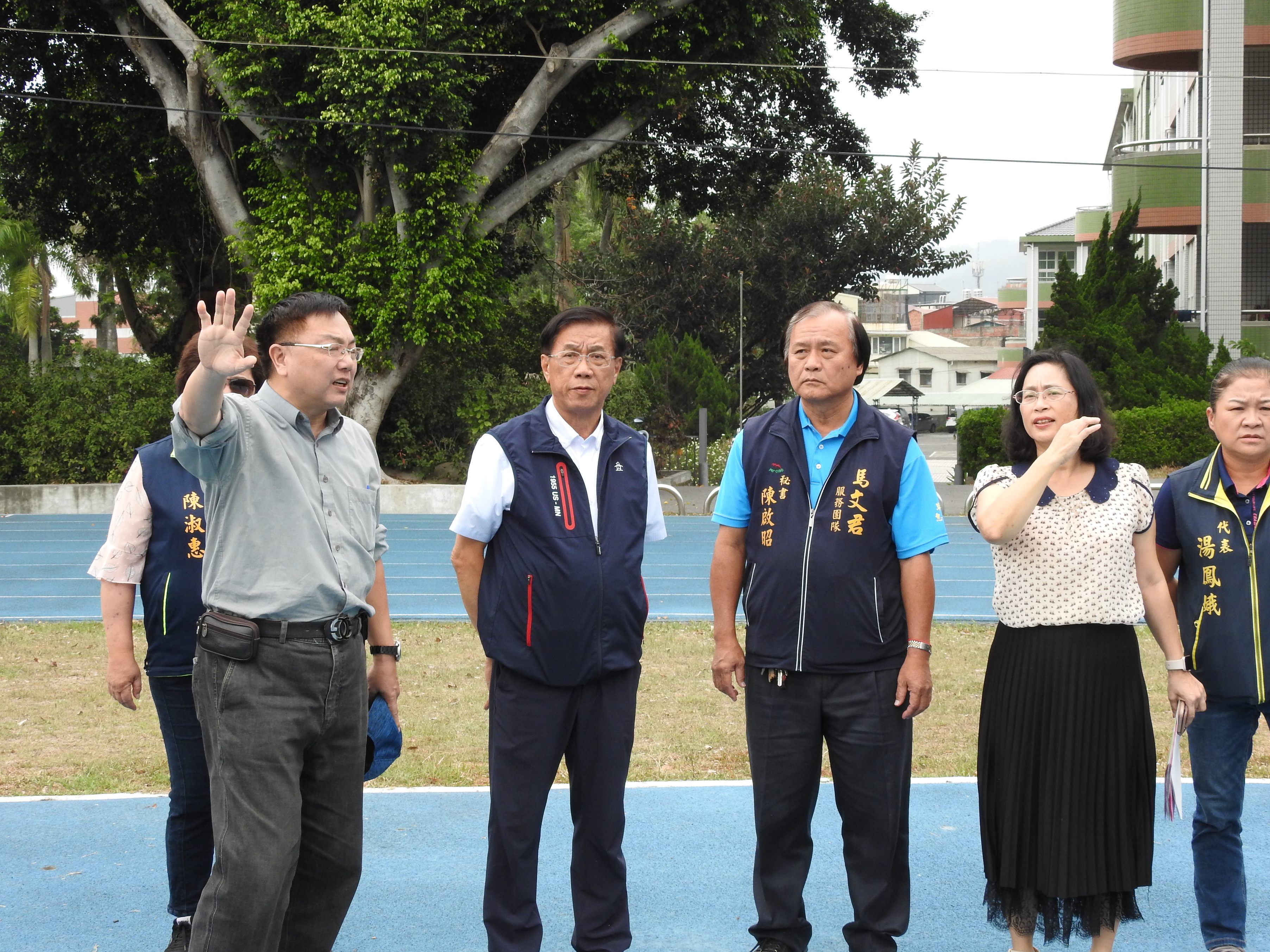 相關圖片1-林縣長「緊腳緊手」力爭新闢水中足球場、搶救鹿中龍柏老樹群