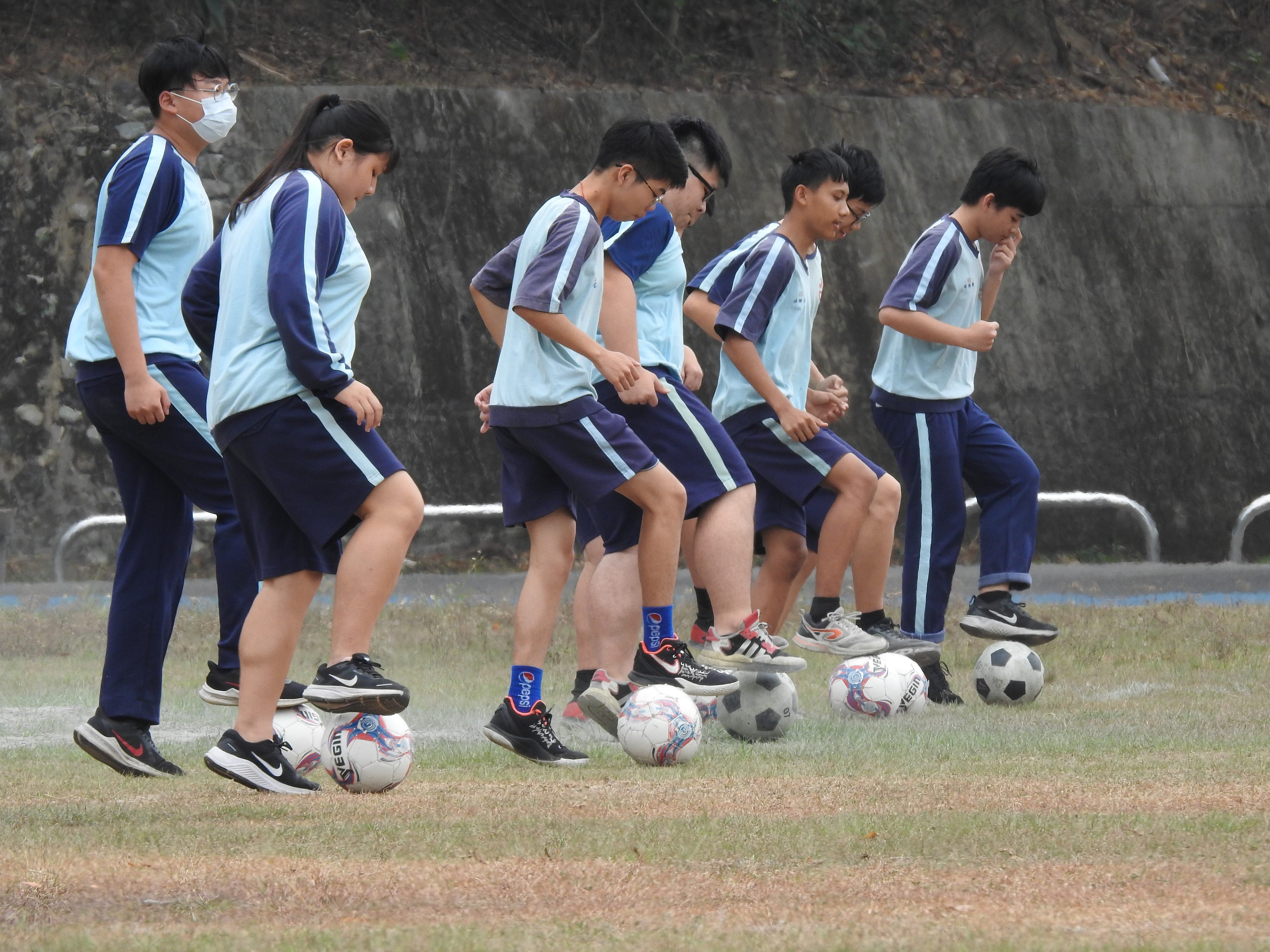 相關圖片2-林縣長「緊腳緊手」力爭新闢水中足球場、搶救鹿中龍柏老樹群