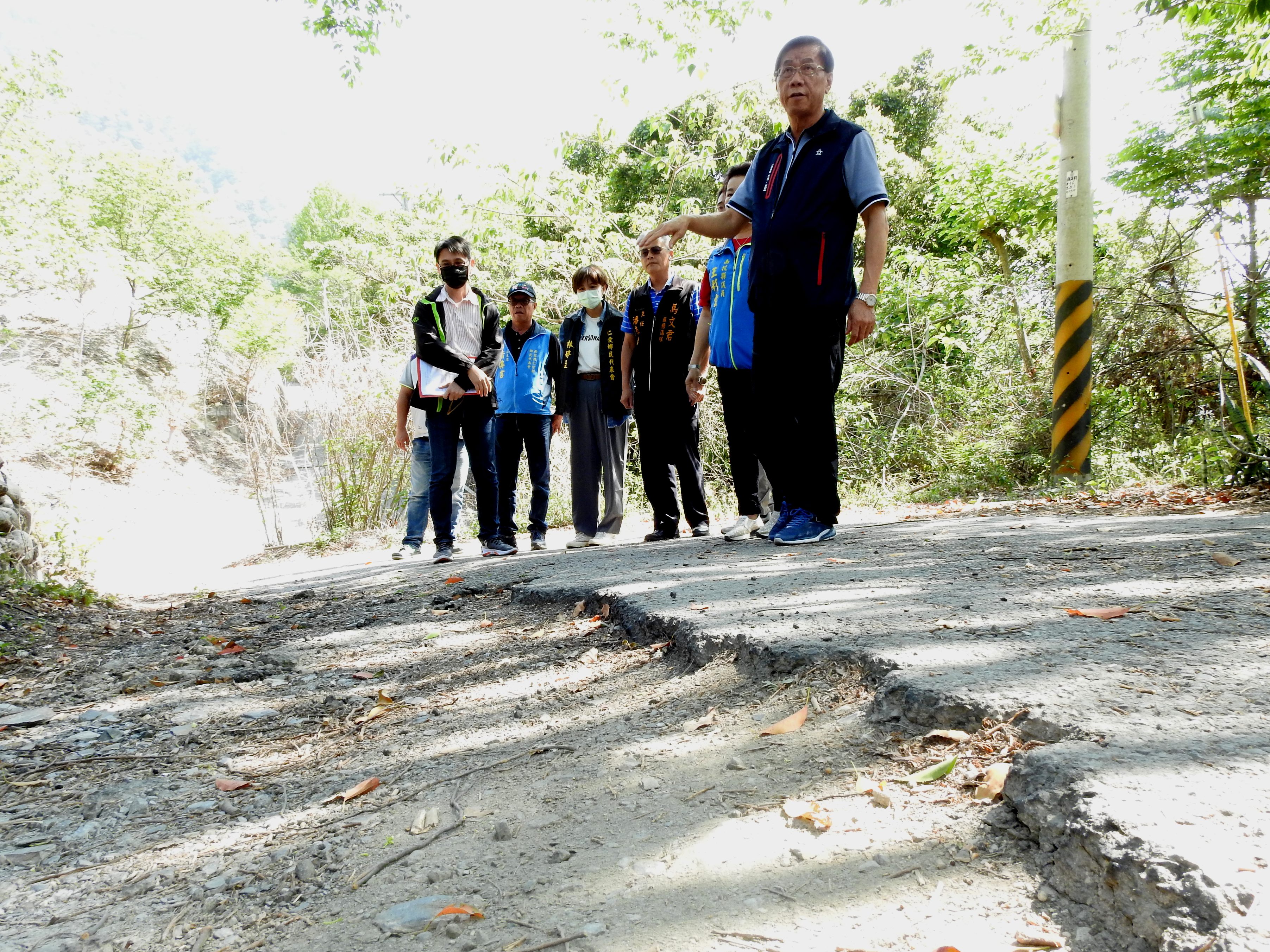 圖片-仁愛鄉三村6條路破損危險 林縣長會勘砸600萬全部改善