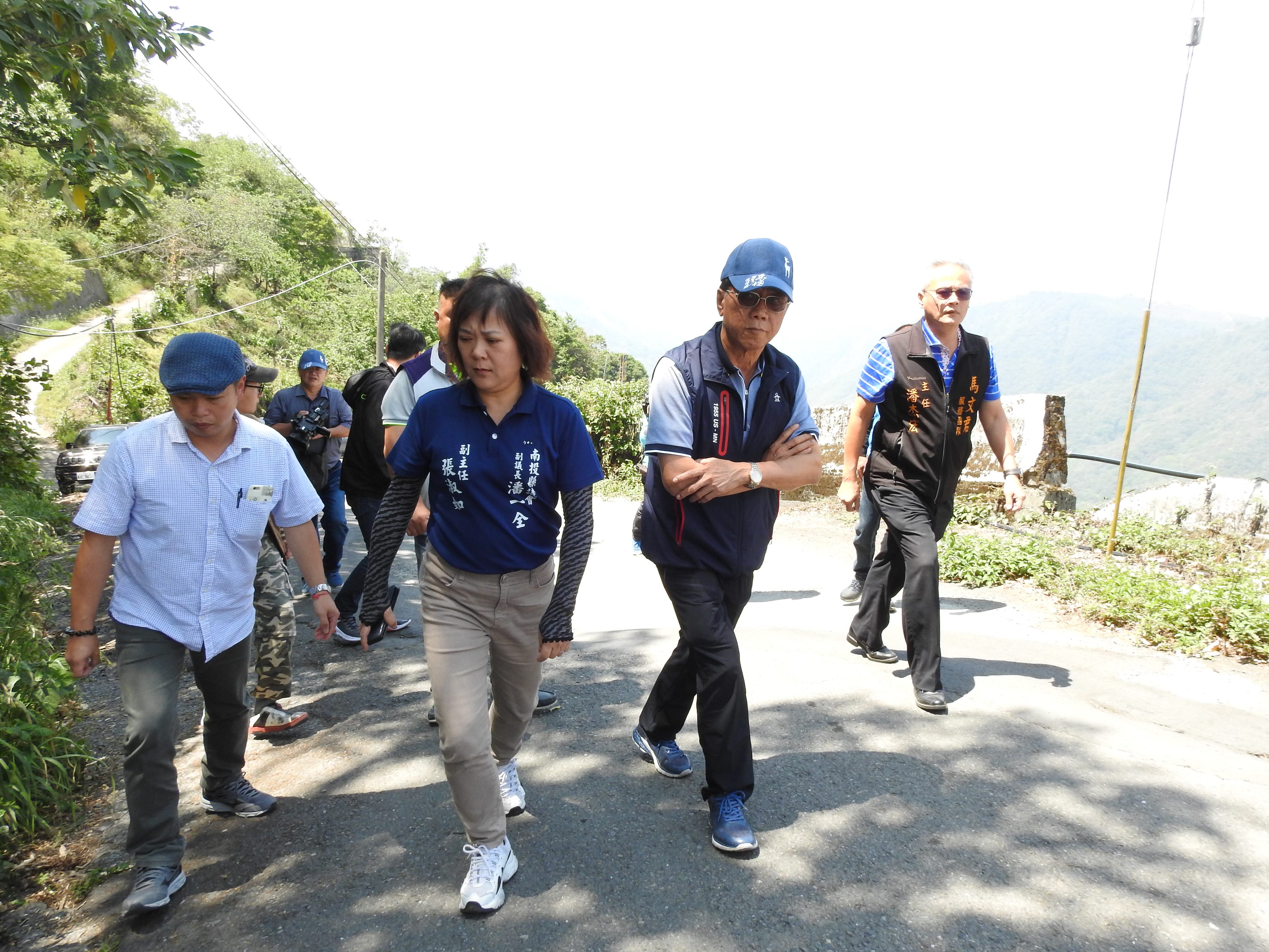 相關圖片3-仁愛鄉三村6條路破損危險 林縣長會勘砸600萬全部改善