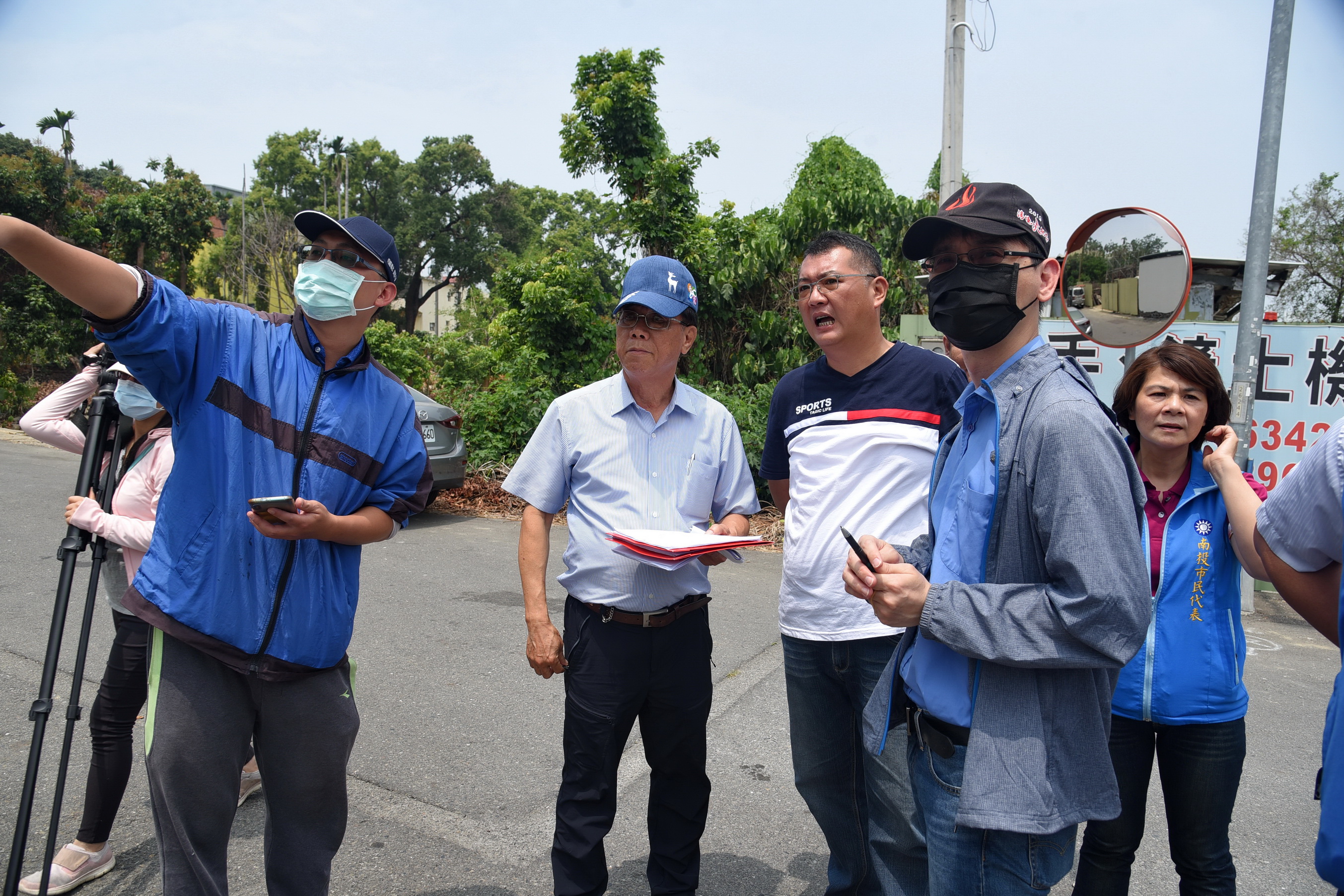 相關圖片4-投市三塊厝大排左岸破損掏空 林縣長會勘指示改善