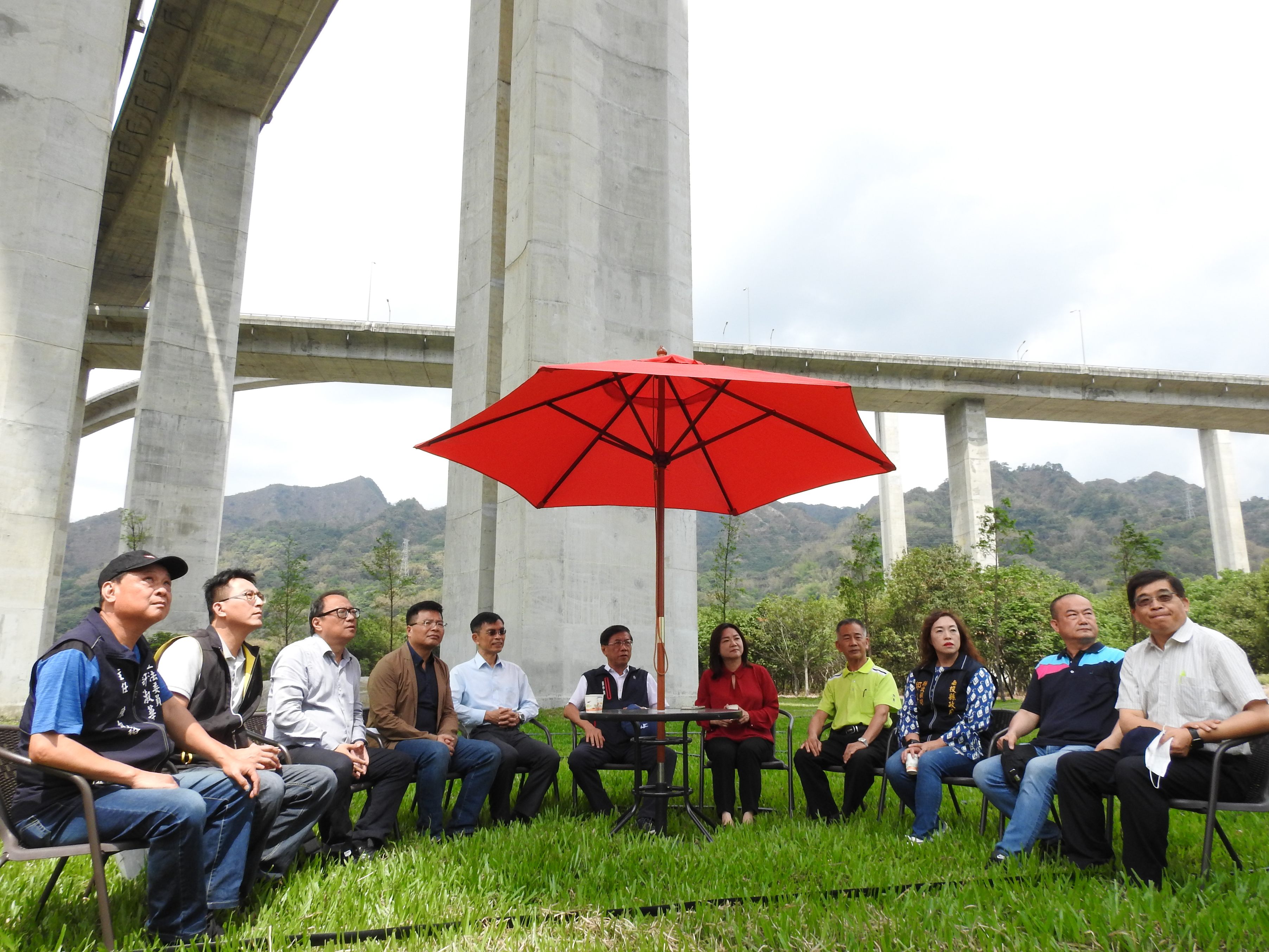 相關圖片2-橋聳雲天綠雕園區化水泥叢林成生態綠園 中央地方合作新典範