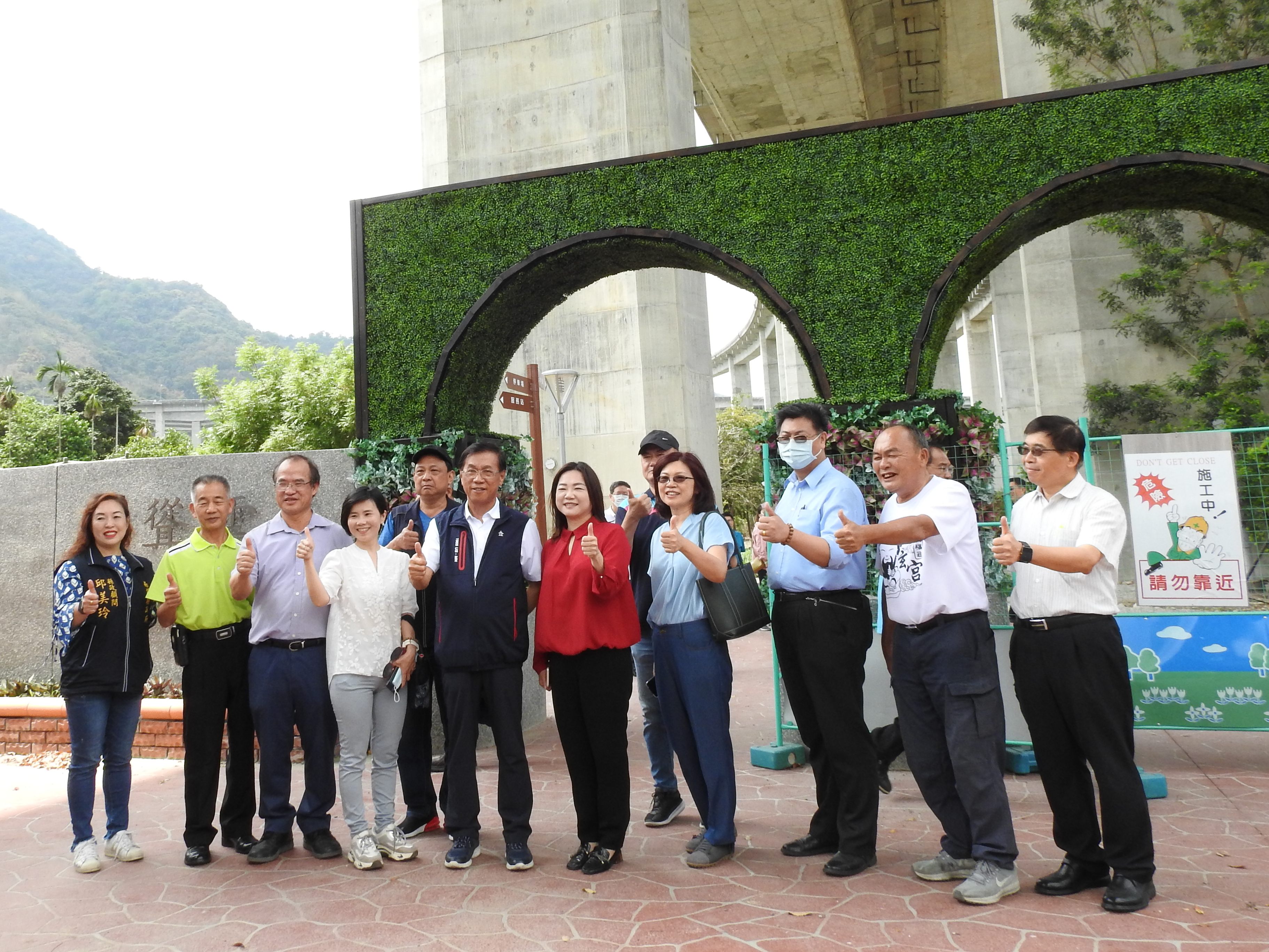相關圖片4-橋聳雲天綠雕園區化水泥叢林成生態綠園 中央地方合作新典範
