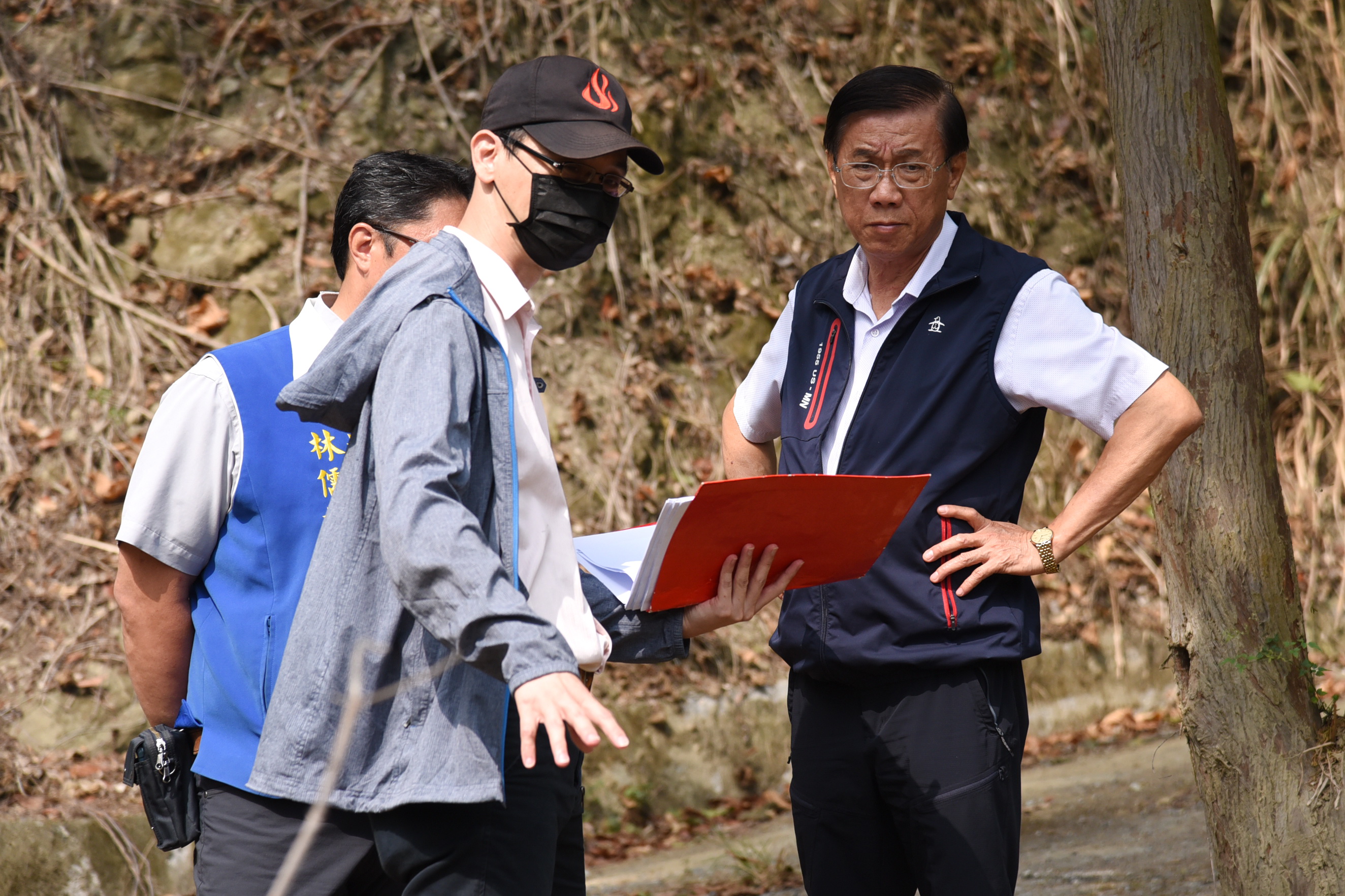 圖片-林縣長會勘中寮10條農水路  投入近千萬元改善