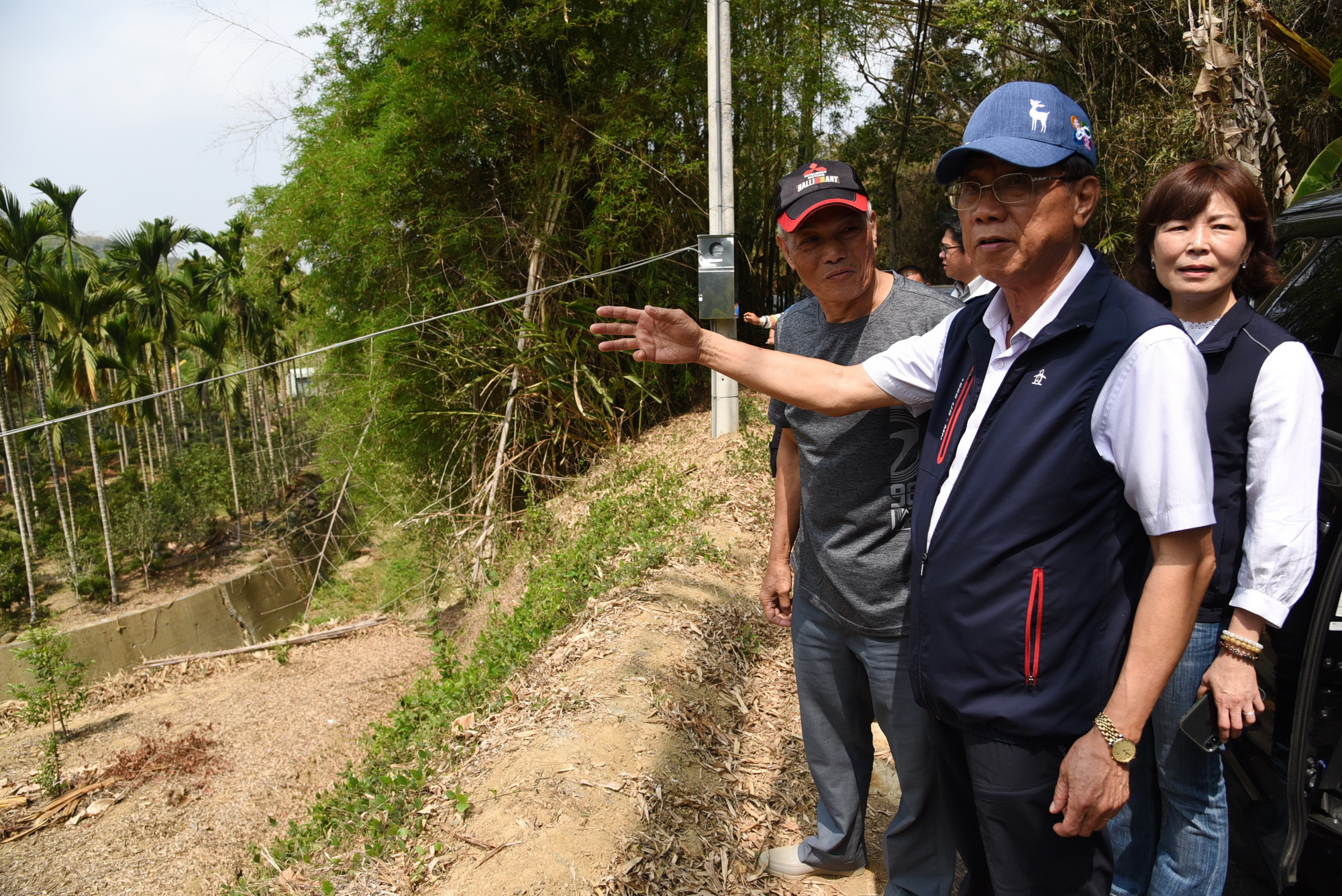 相關圖片2-林縣長會勘中寮10條農水路  投入近千萬元改善