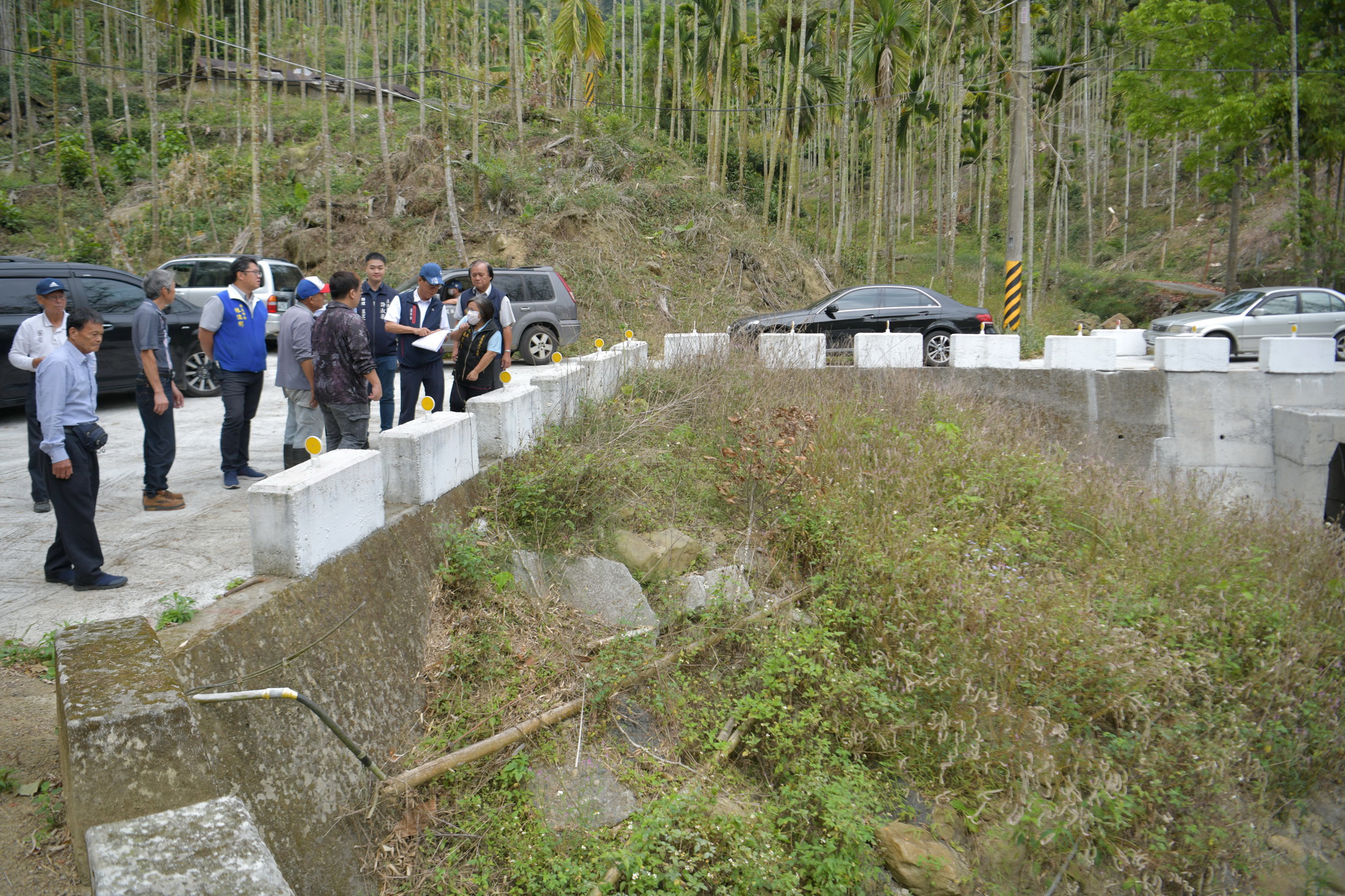 相關圖片1-林縣長會勘草屯農路、護岸　斥資千萬改善