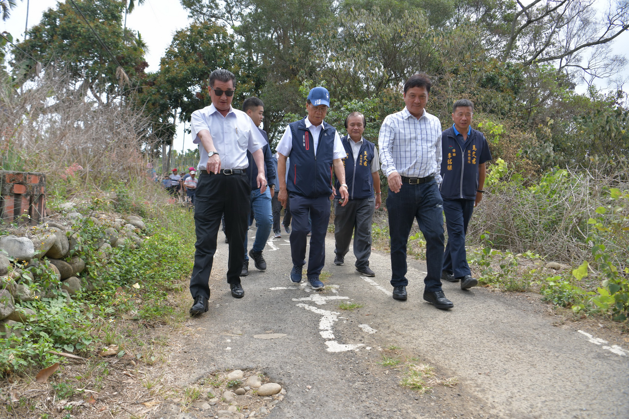 相關圖片2-林縣長會勘草屯農路、護岸　斥資千萬改善