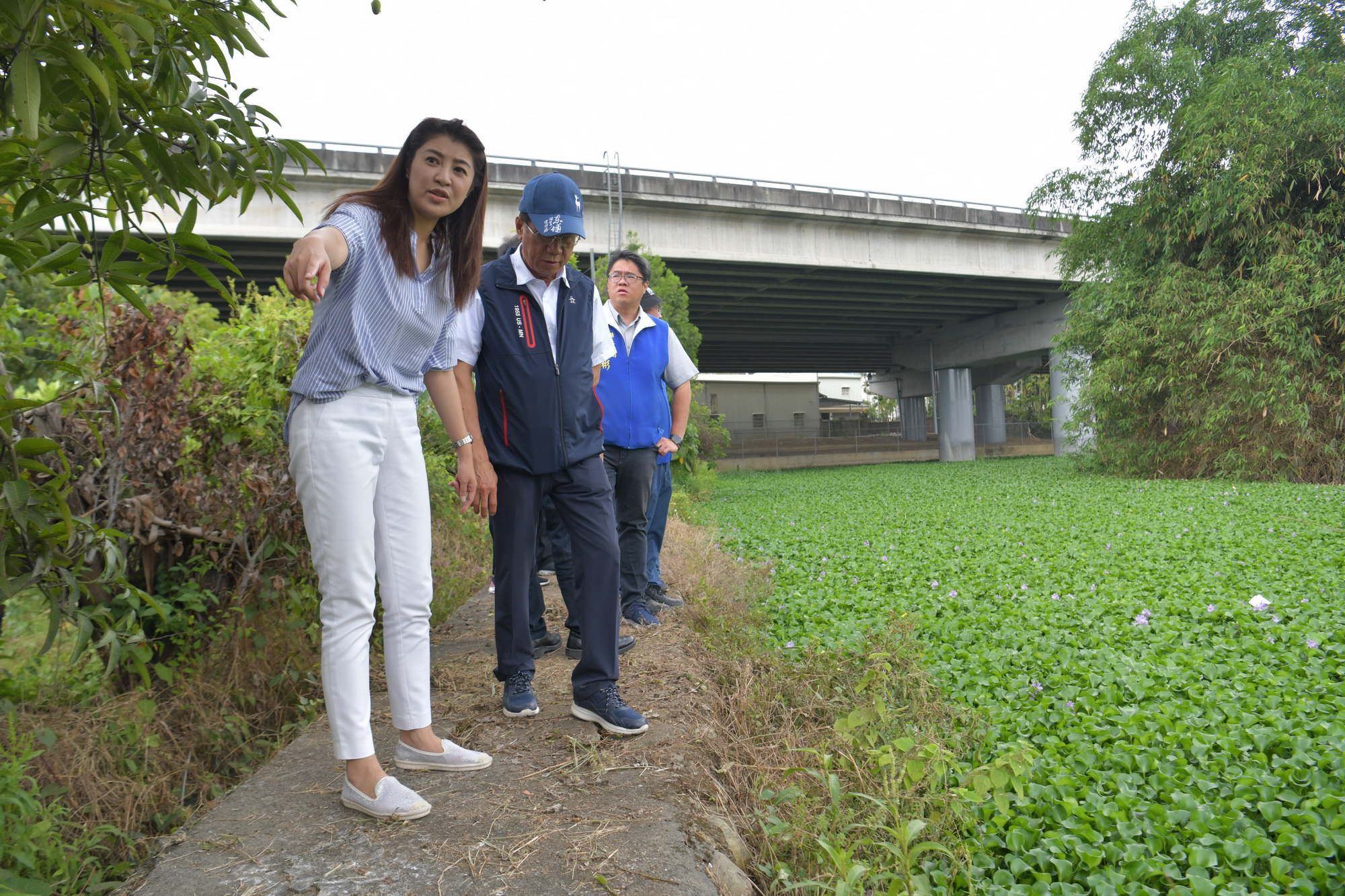 相關圖片3-林縣長會勘草屯農路、護岸　斥資千萬改善
