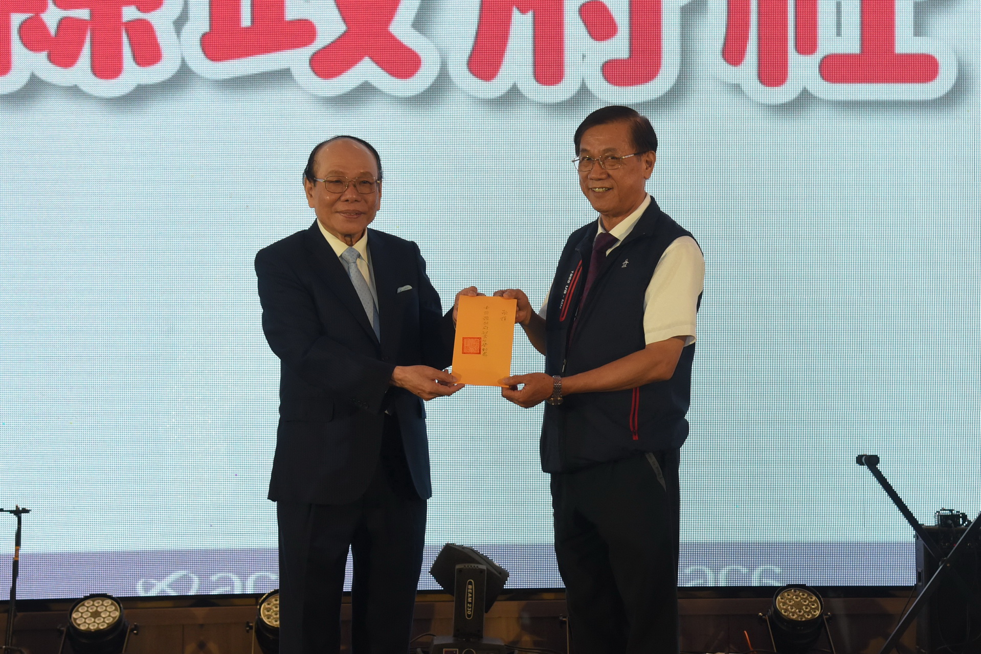 相關圖片1-愛妮雅化妝品捐款百萬助弱勢喪葬費 林縣長贈感謝狀