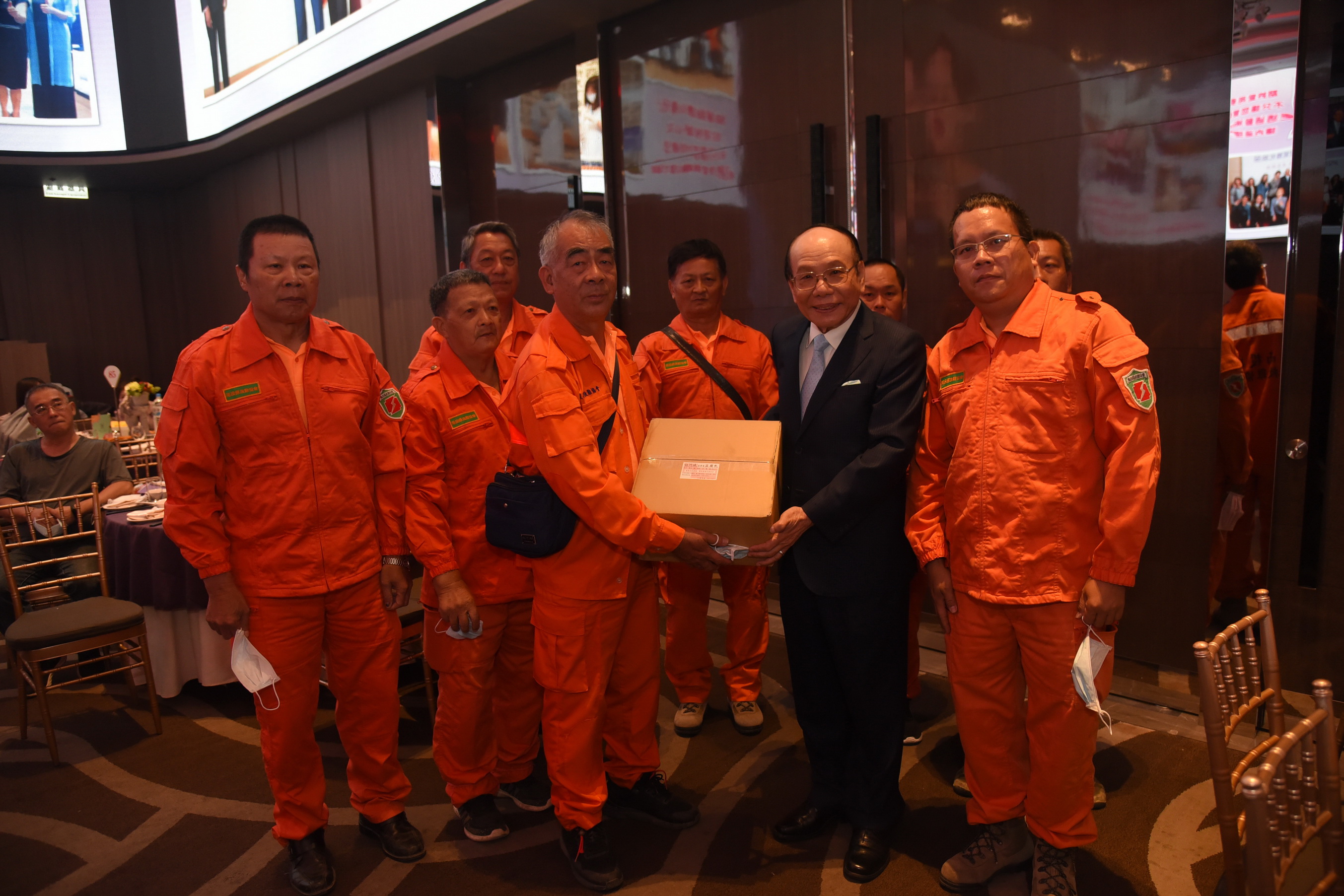 相關圖片3-愛妮雅化妝品捐款百萬助弱勢喪葬費 林縣長贈感謝狀