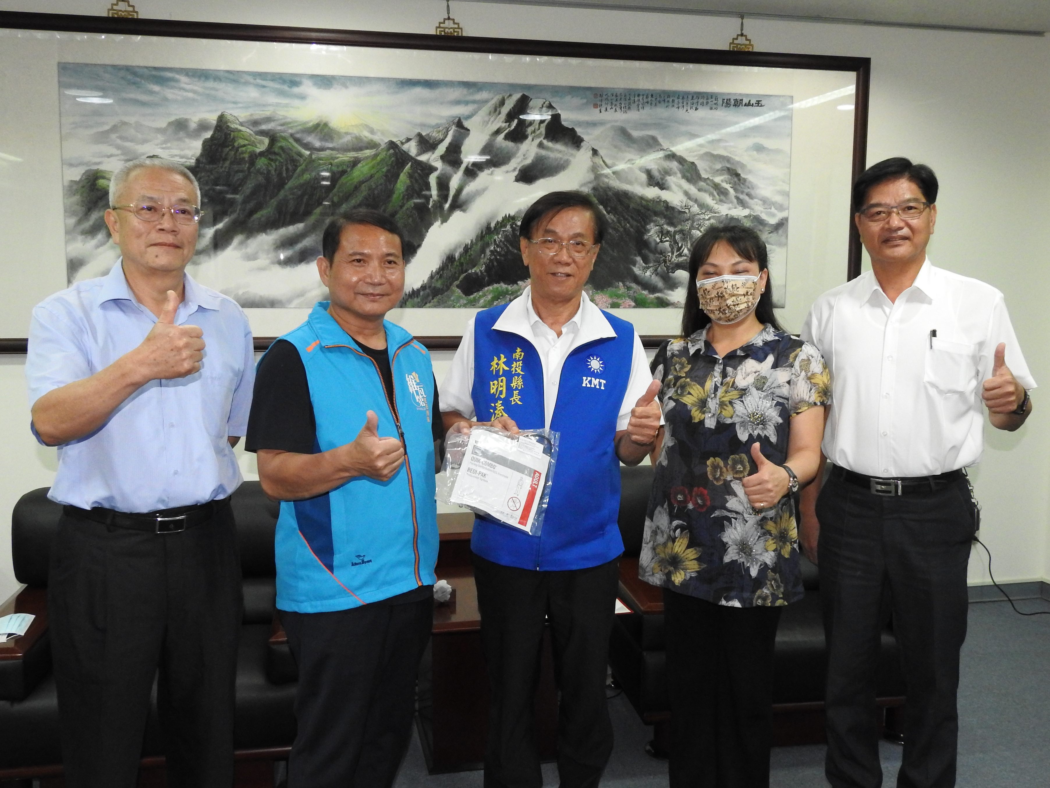 圖片-潤輝開發慨捐「救命貼片」 林縣長開心「抱孫」感謝