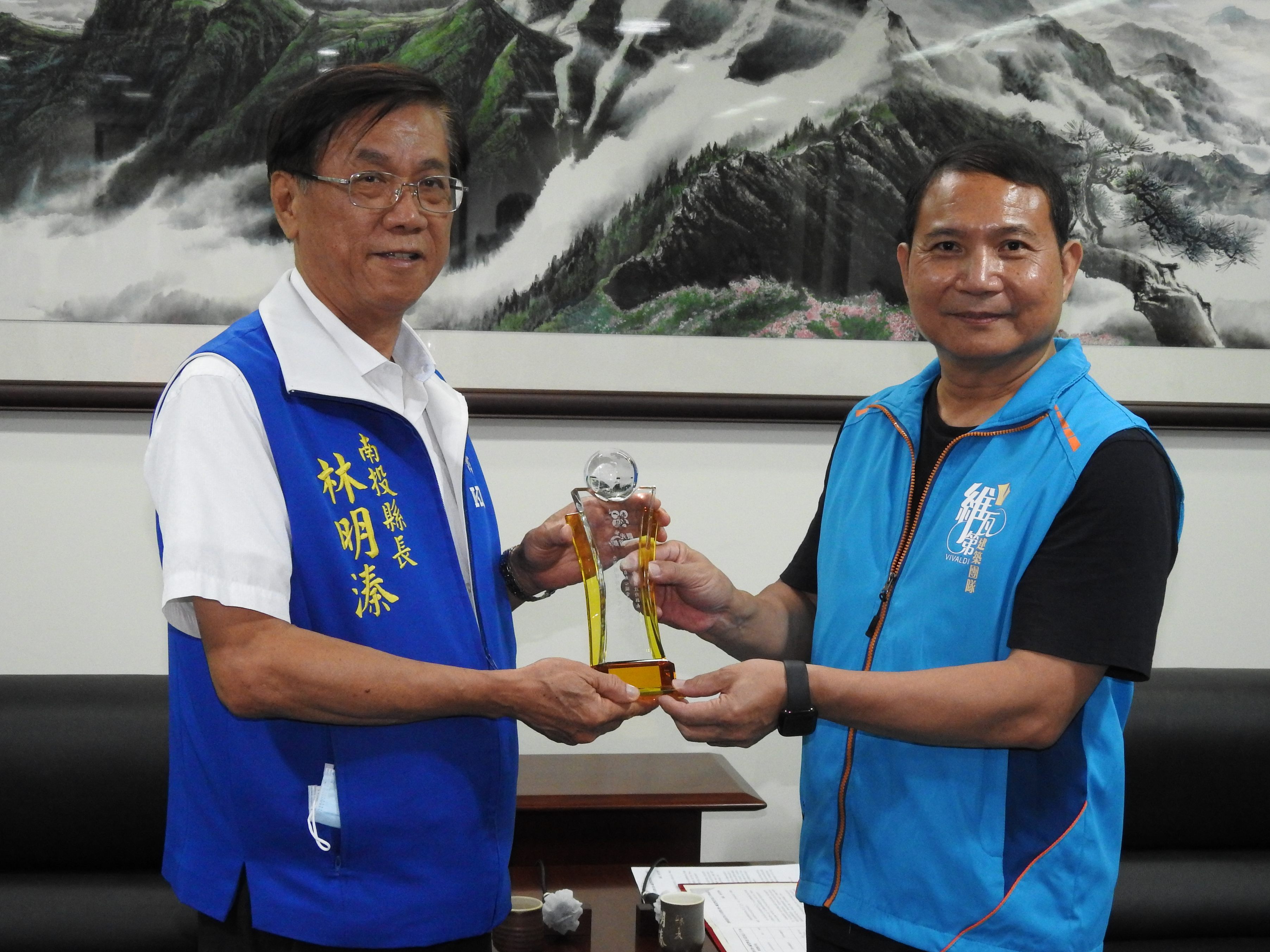 相關圖片3-潤輝開發慨捐「救命貼片」 林縣長開心「抱孫」感謝