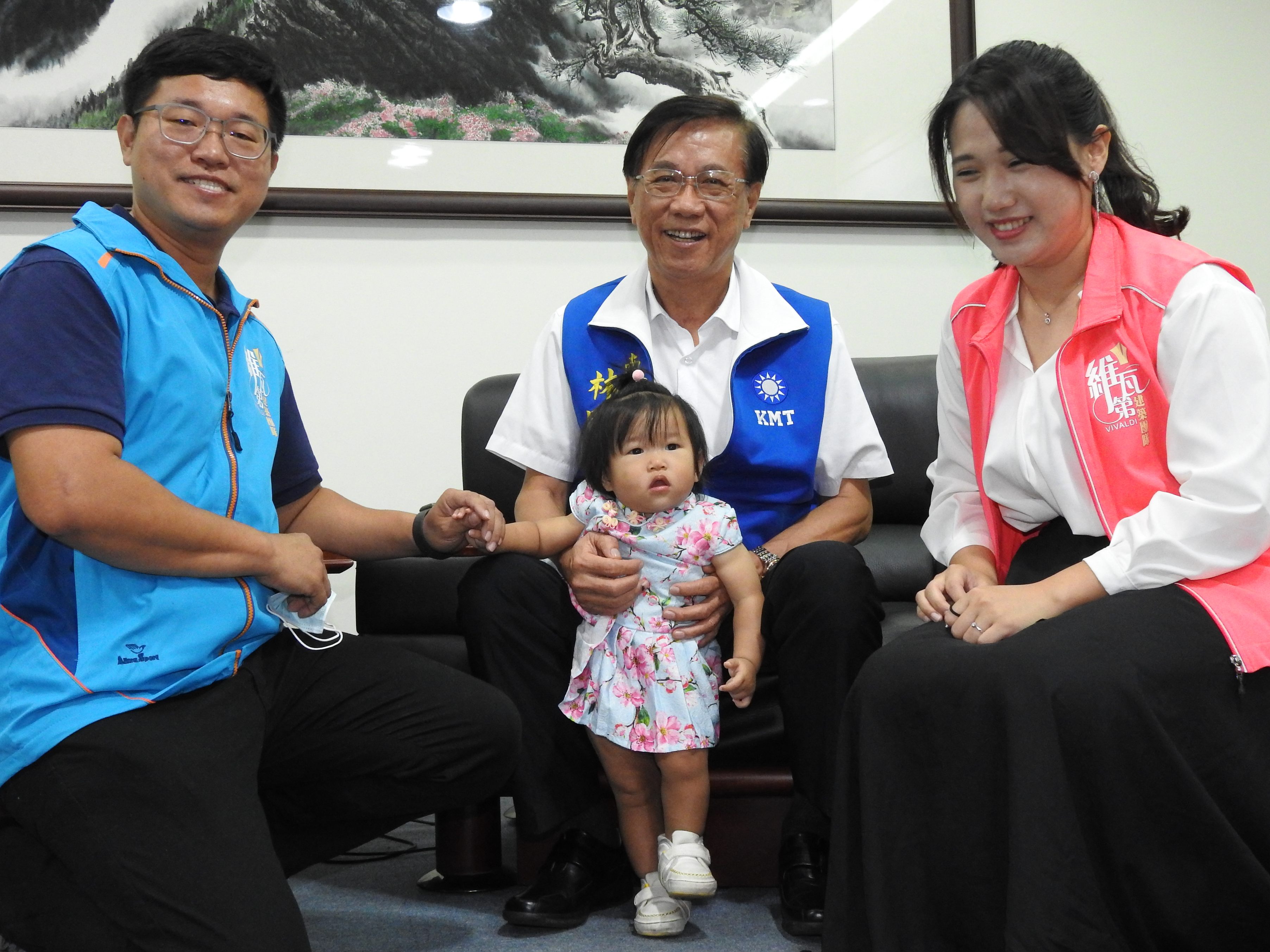 相關圖片4-潤輝開發慨捐「救命貼片」 林縣長開心「抱孫」感謝