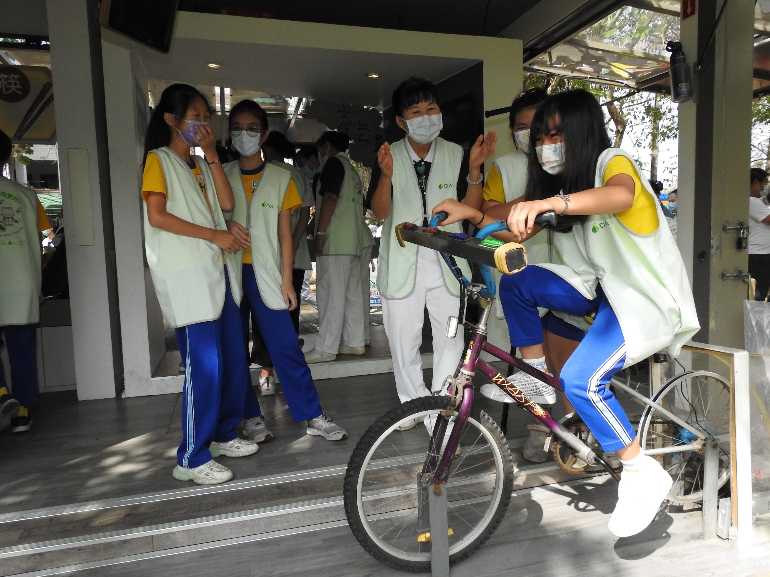 相關圖片4-慈濟行動環保教育車開進竹山 林縣長鼓勵鄰近各校參訪