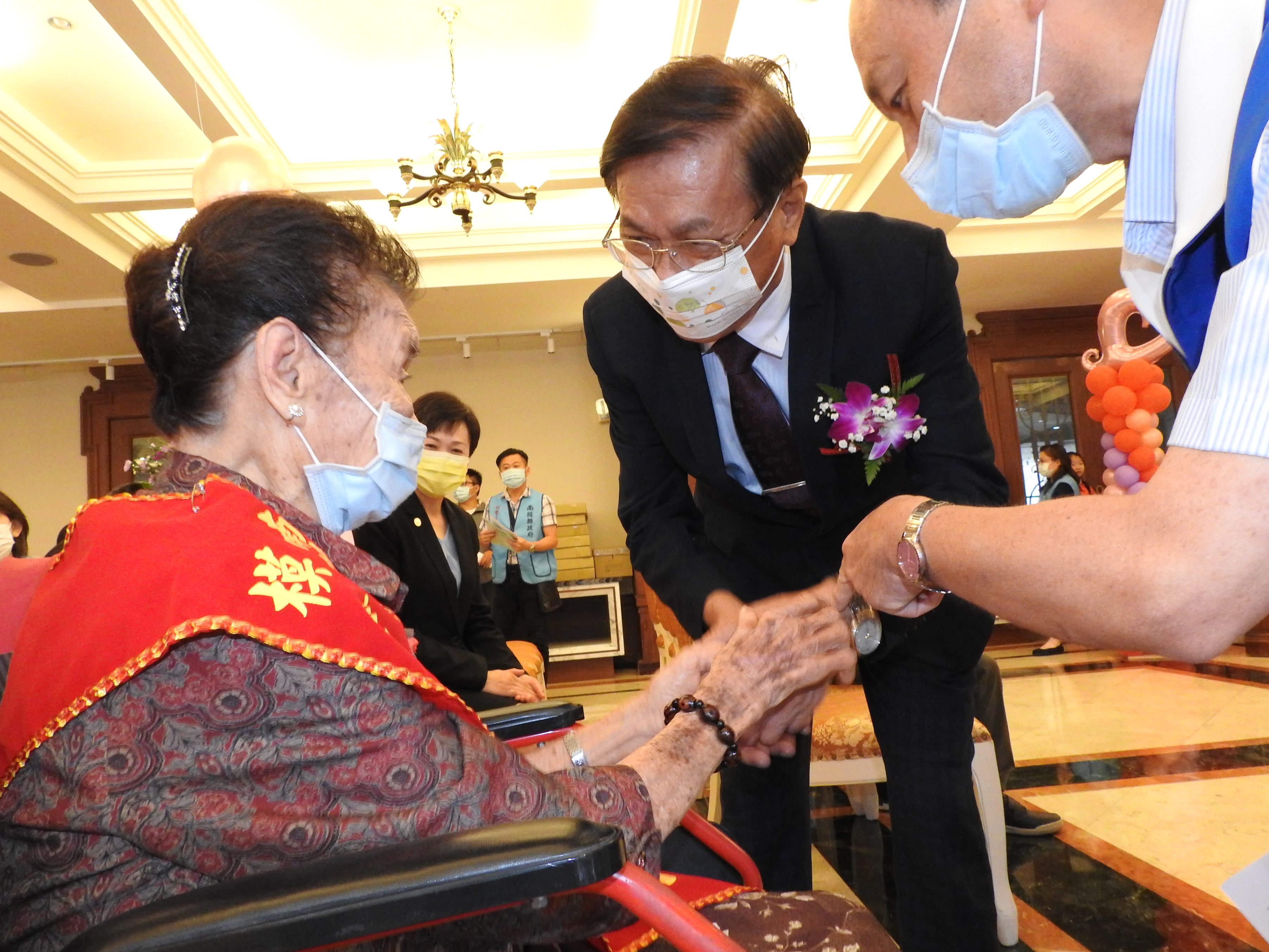 圖片-110年慶祝母親節暨全縣模範母親表揚 林縣長高歌同歡