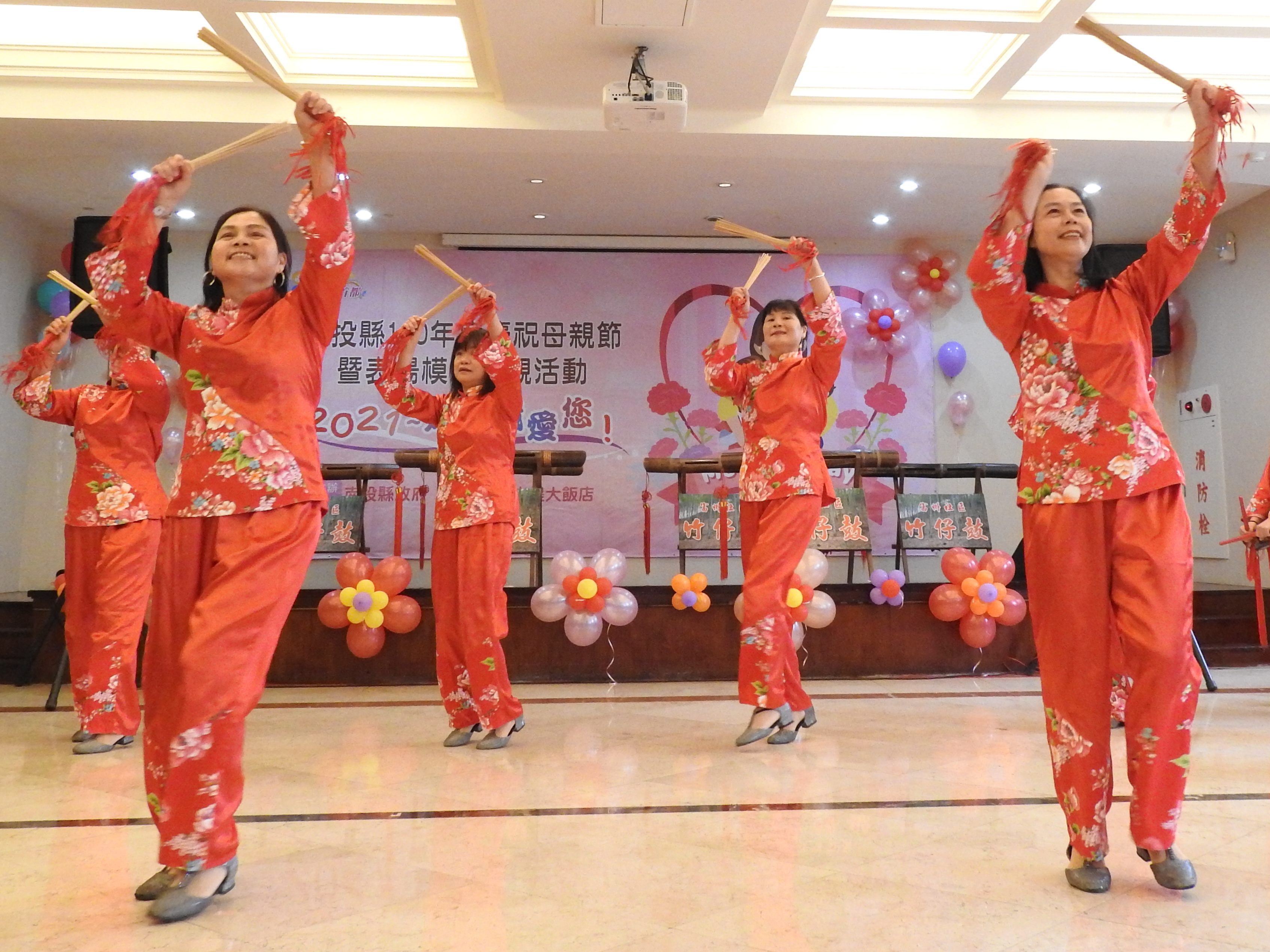 相關圖片4-110年慶祝母親節暨全縣模範母親表揚 林縣長高歌同歡