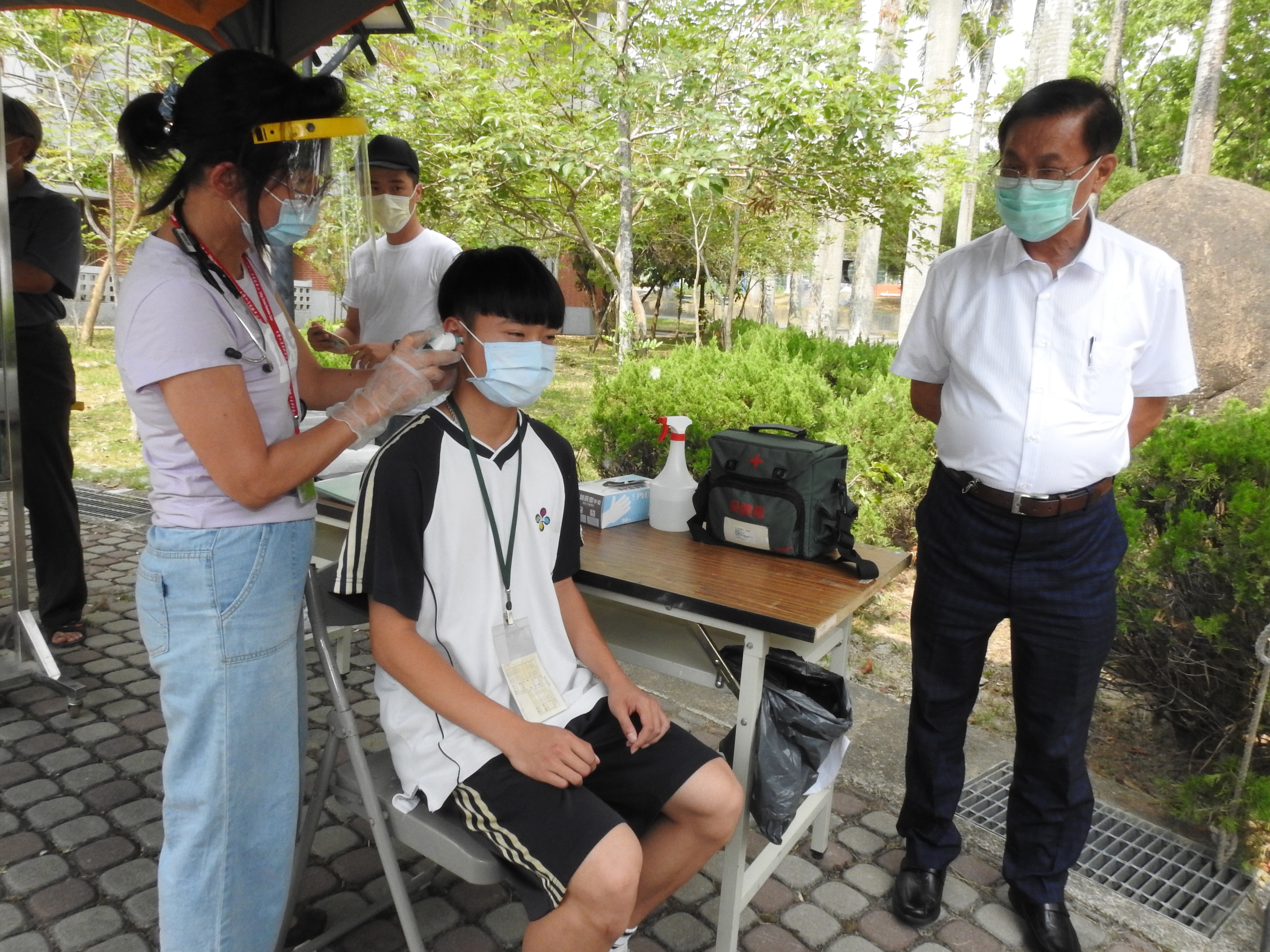 圖片-國中會考全縣8考場防疫準備就緒 林縣長提前檢查務求周延