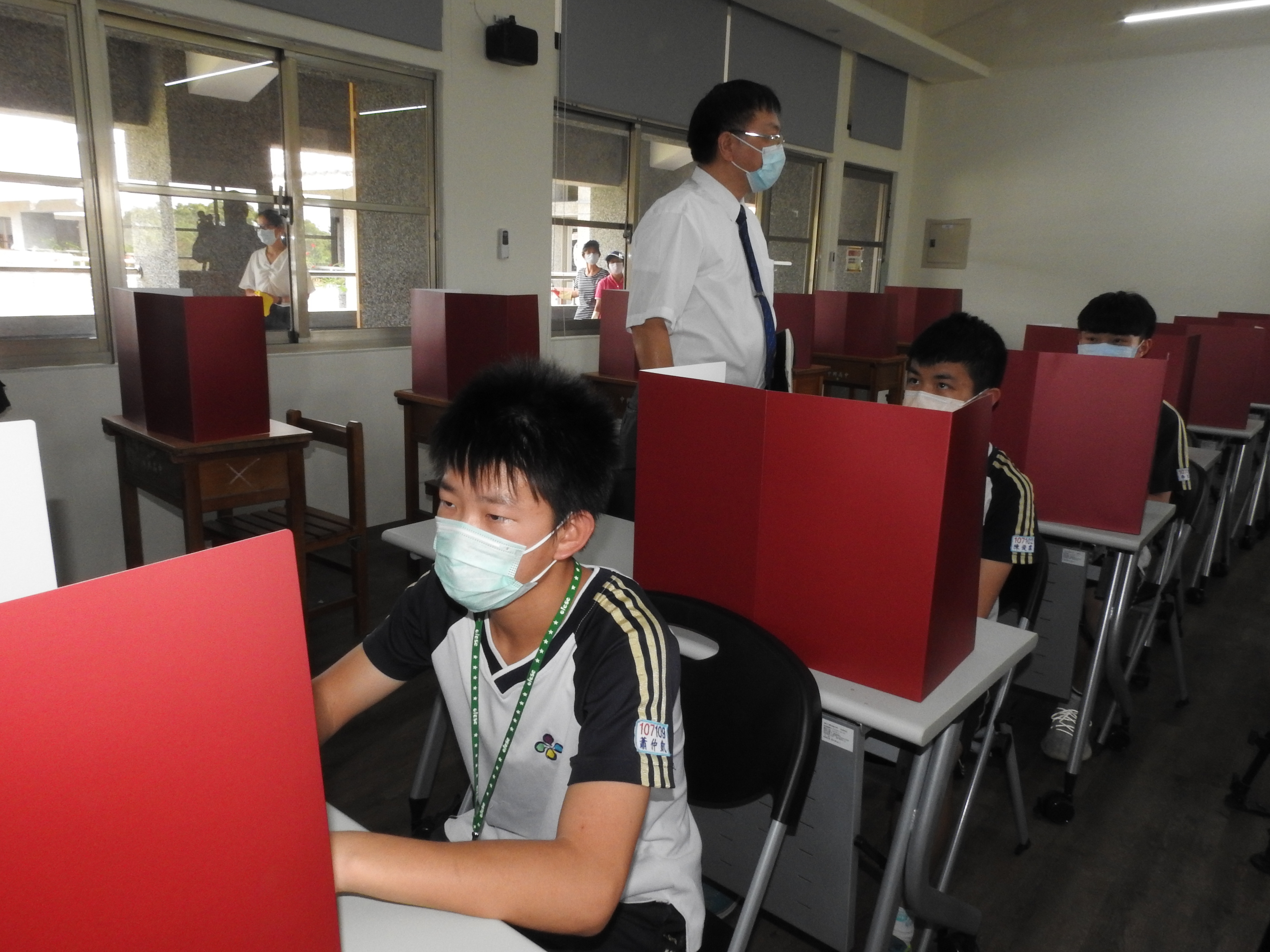 相關圖片2-國中會考全縣8考場防疫準備就緒 林縣長提前檢查務求周延