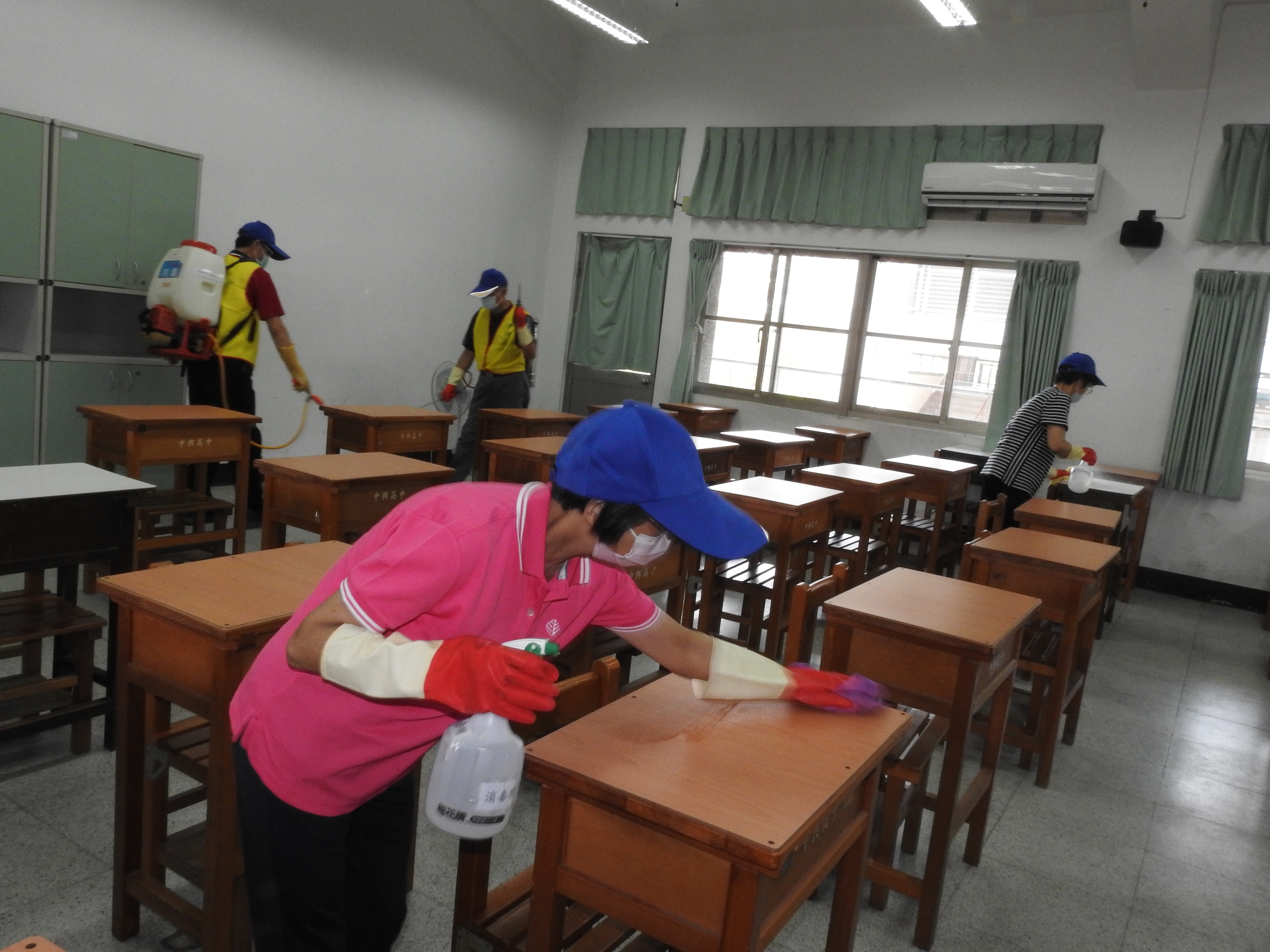 相關圖片3-國中會考全縣8考場防疫準備就緒 林縣長提前檢查務求周延