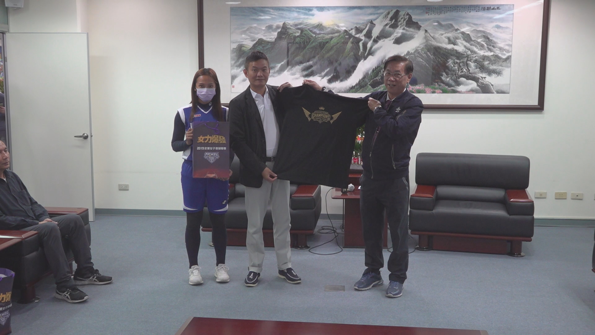 other image2-Puli Junior High School and Chi Nan University win the National Women’s Softball championship, and County Magistrate Lin presents awards and commendations, April 8