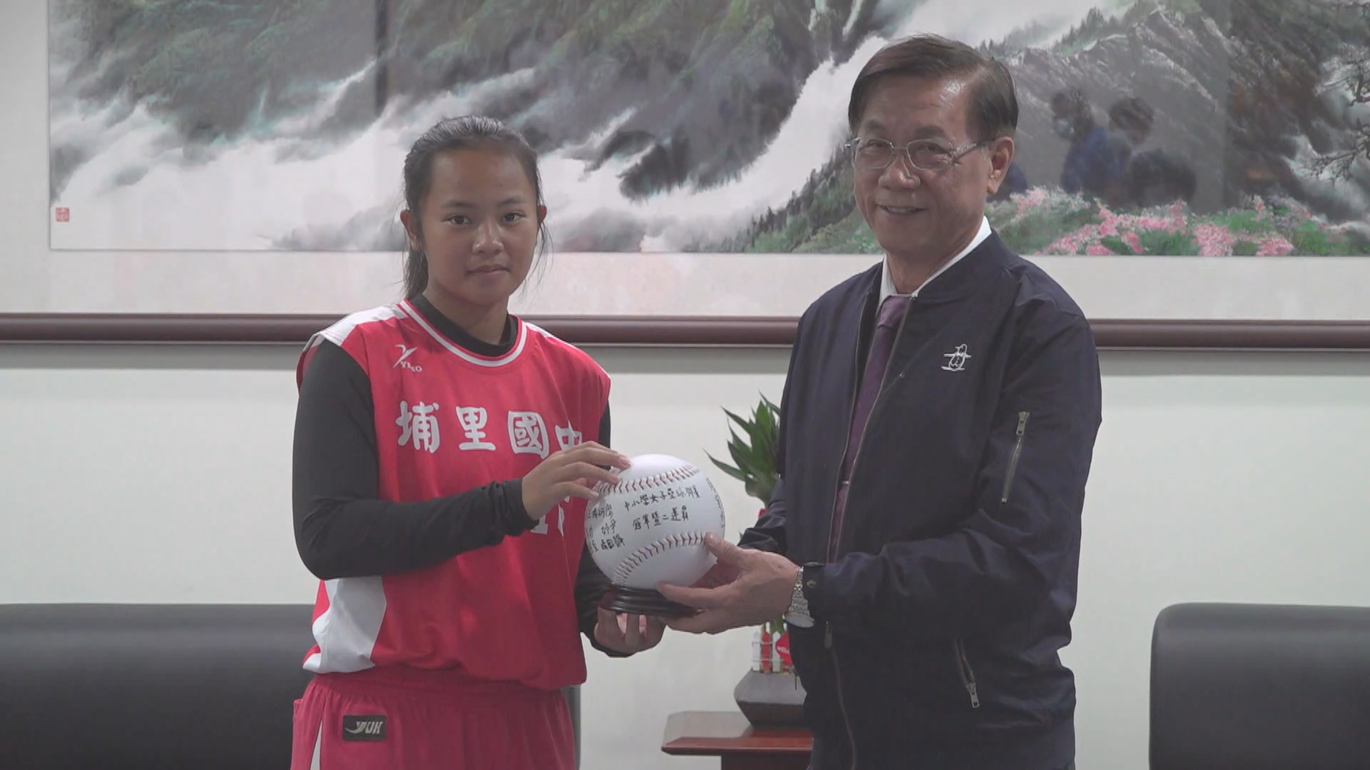 other image3-Puli Junior High School and Chi Nan University win the National Women’s Softball championship, and County Magistrate Lin presents awards and commendations, April 8