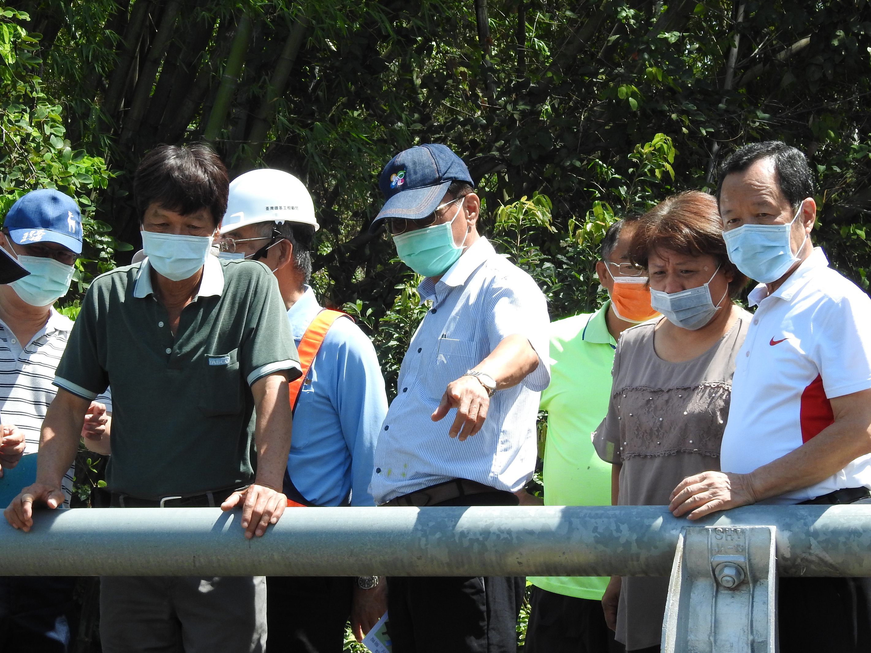 圖片-水里集集四處排水、道路淘空、破損危險 林縣長會勘解民瘼