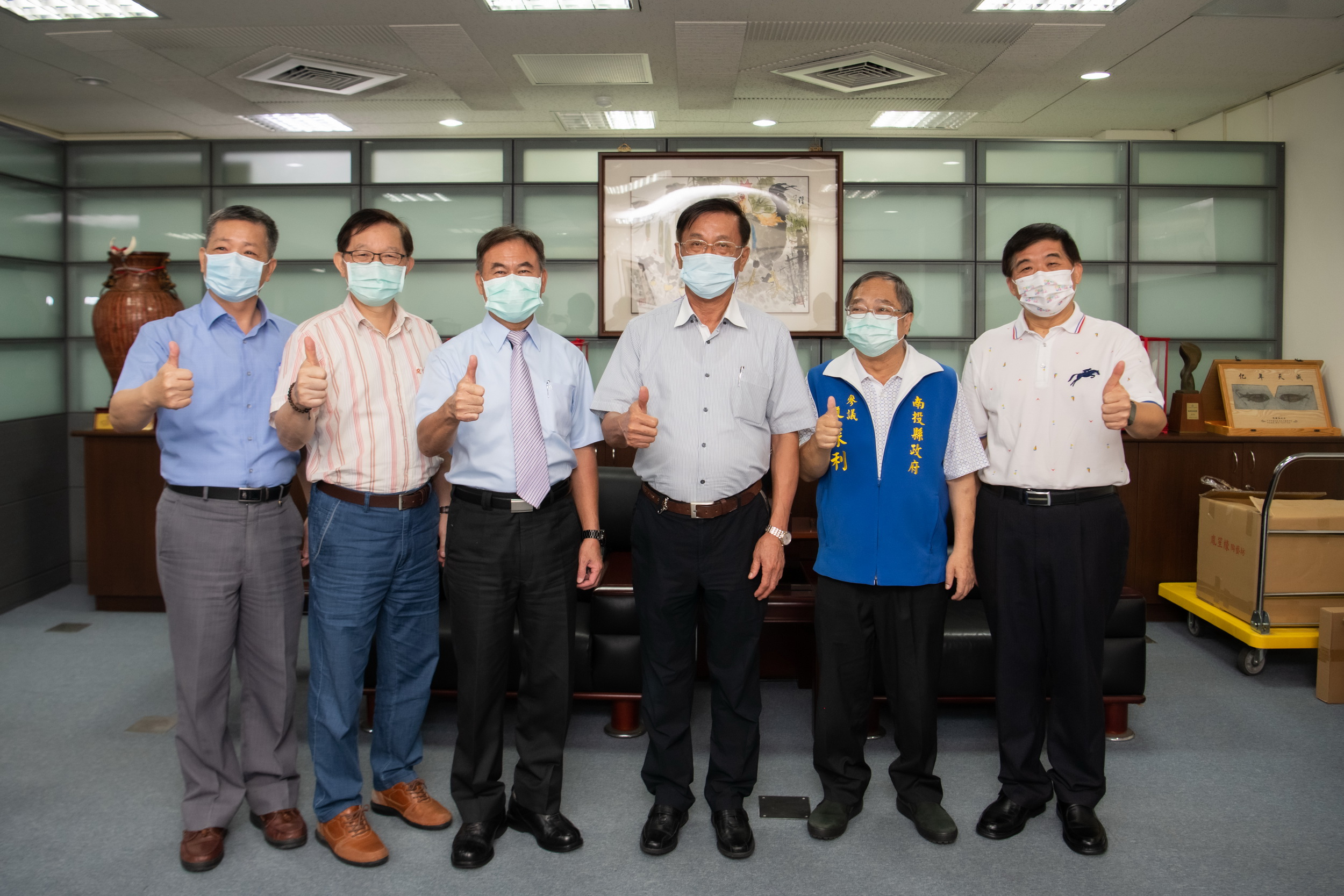 圖片-縣府廖參議及議會陳秘書長功成身退　林縣長贈禮致謝