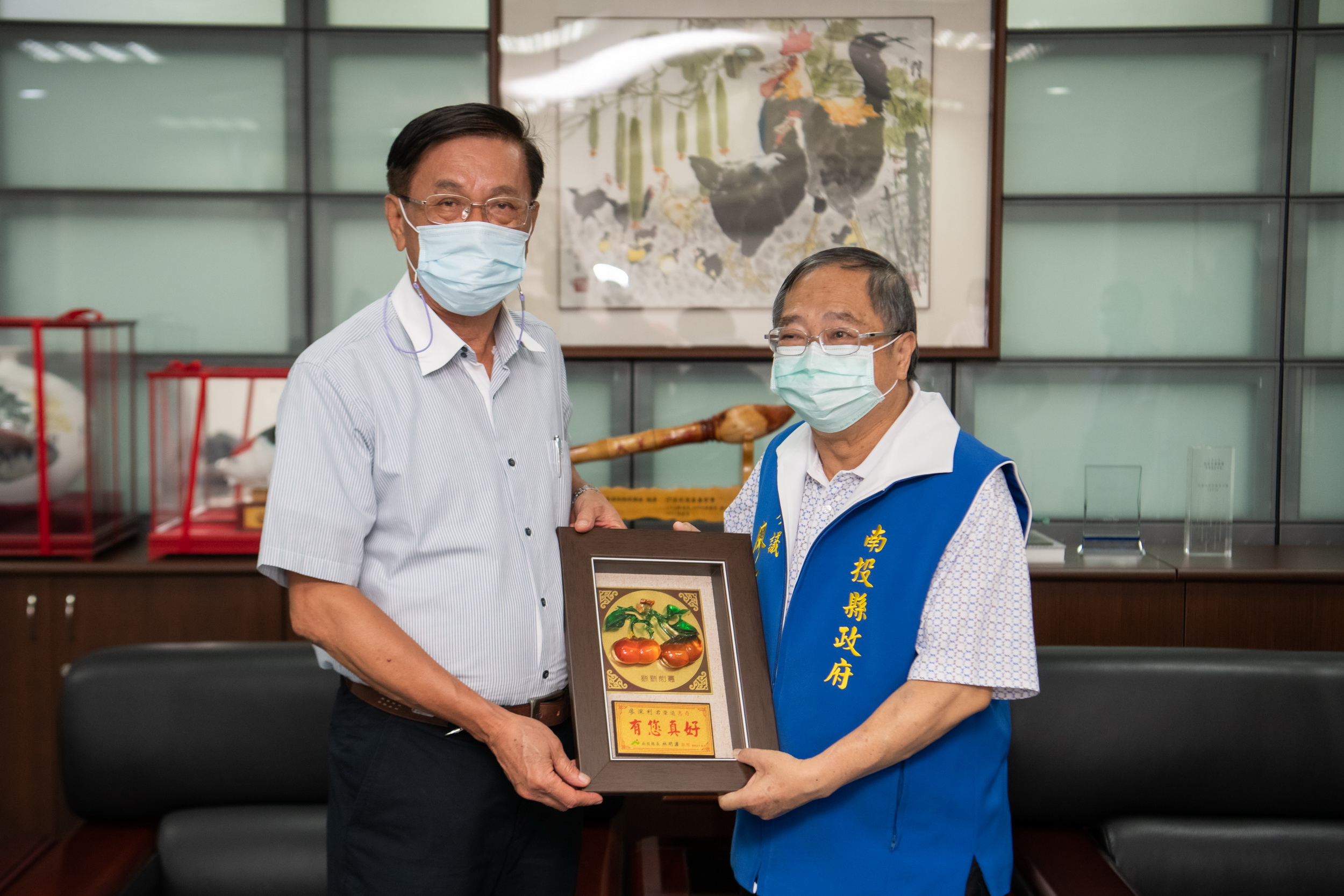 相關圖片1-縣府廖參議及議會陳秘書長功成身退　林縣長贈禮致謝