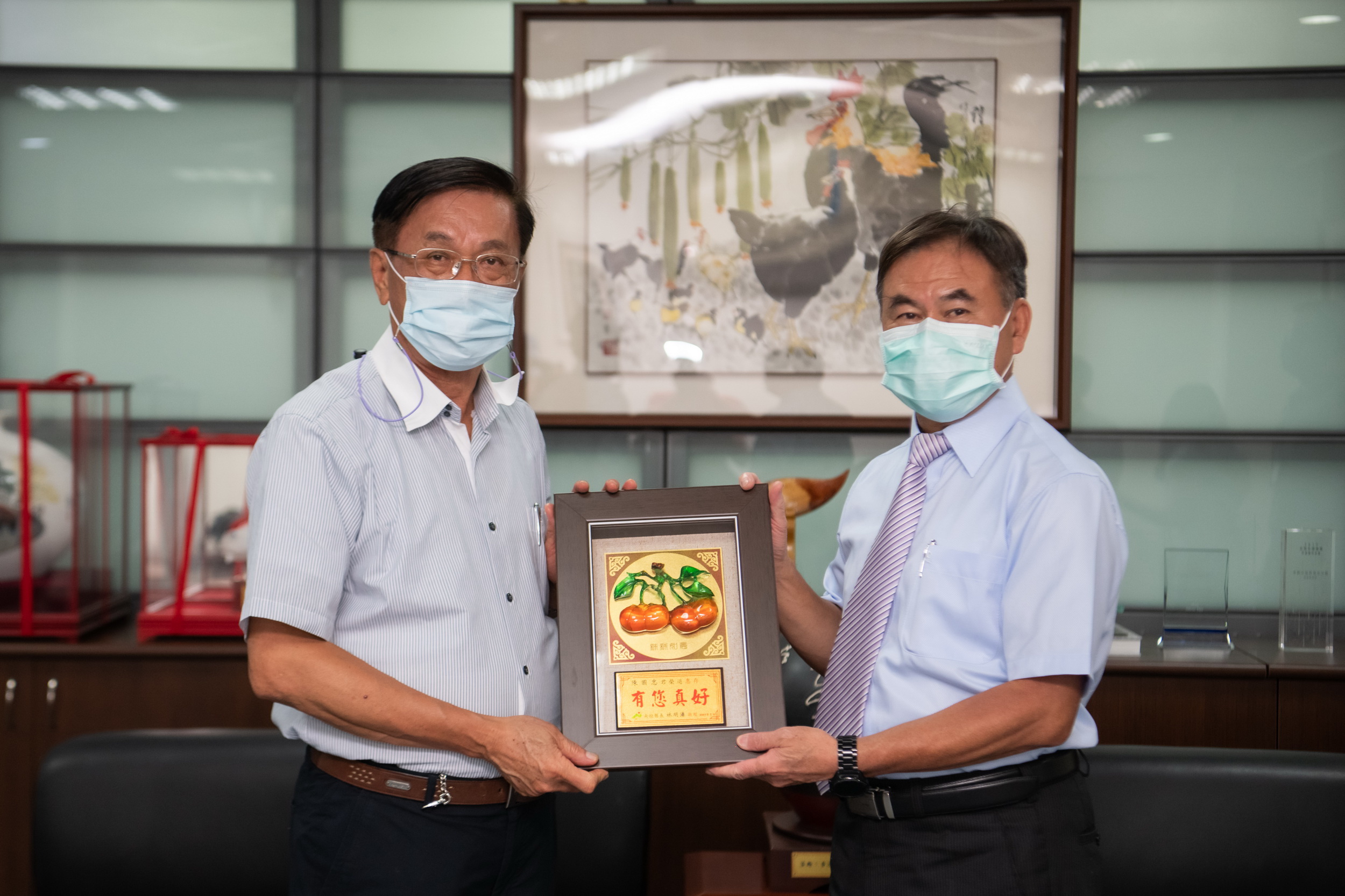相關圖片2-縣府廖參議及議會陳秘書長功成身退　林縣長贈禮致謝