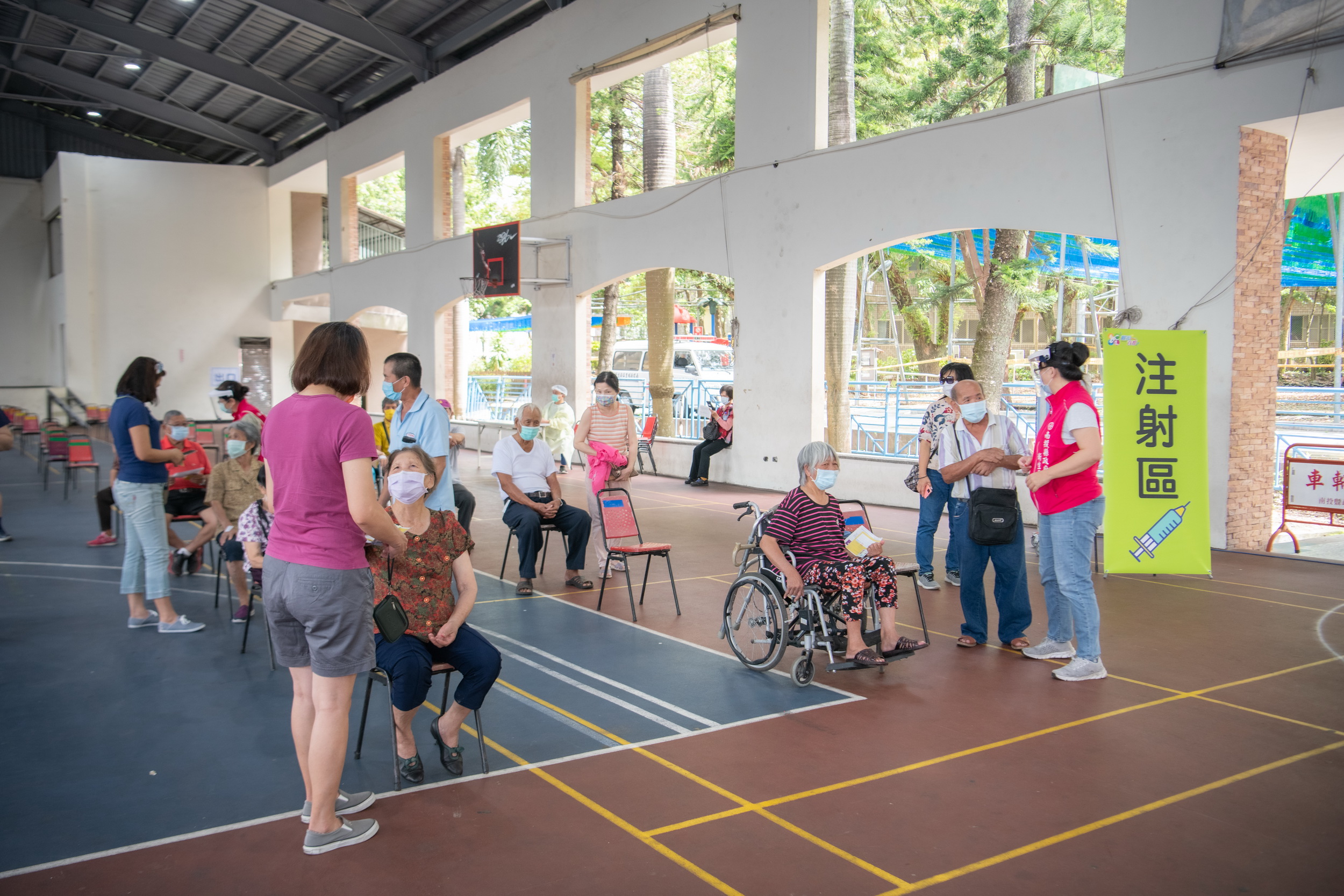 other image3-The vaccination of the second batch of AZ vaccines begins and by crowd diversion, flow subdivision and different schedule, older adults can get vaccinated at ease, June 19