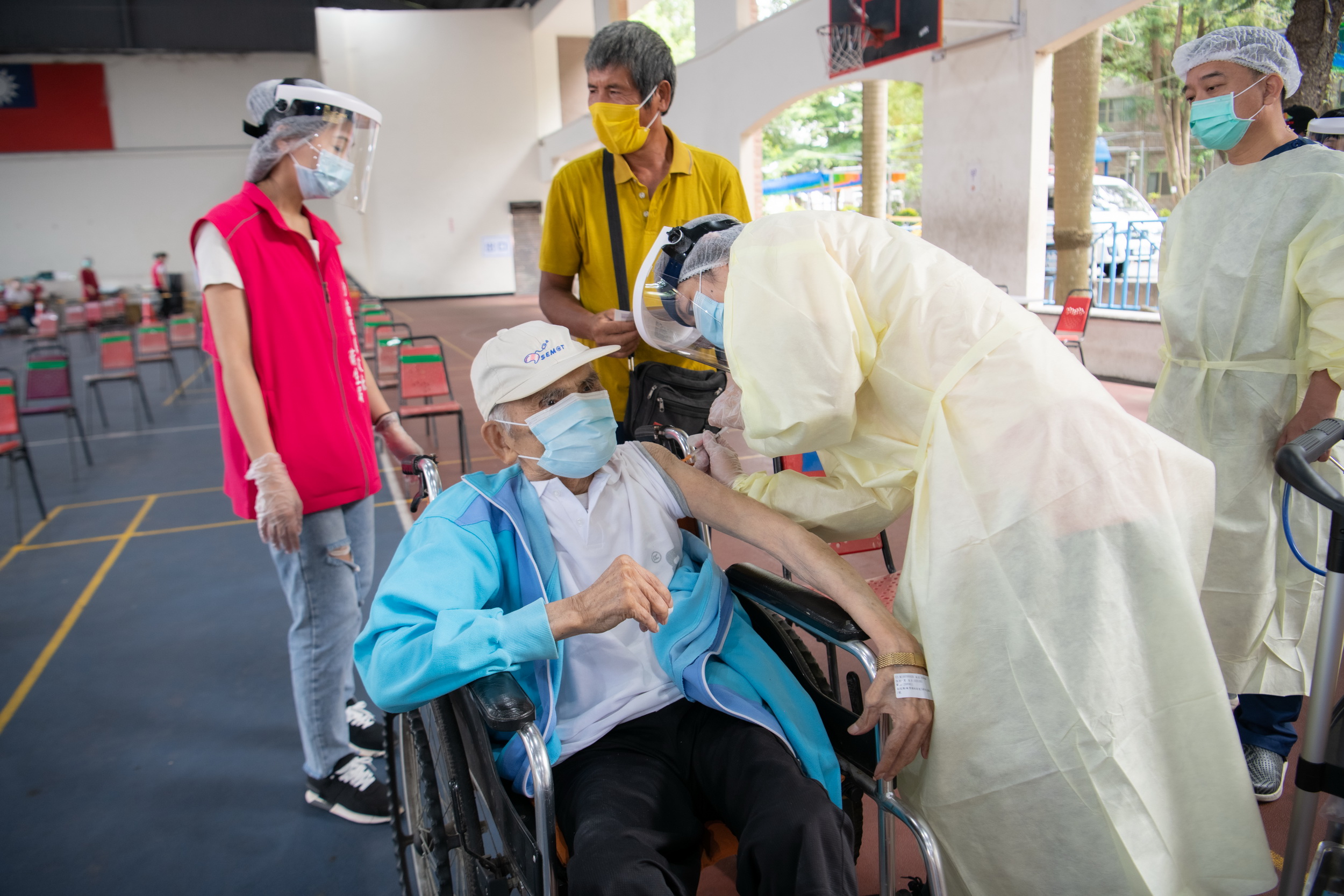 other image4-The vaccination of the second batch of AZ vaccines begins and by crowd diversion, flow subdivision and different schedule, older adults can get vaccinated at ease, June 19