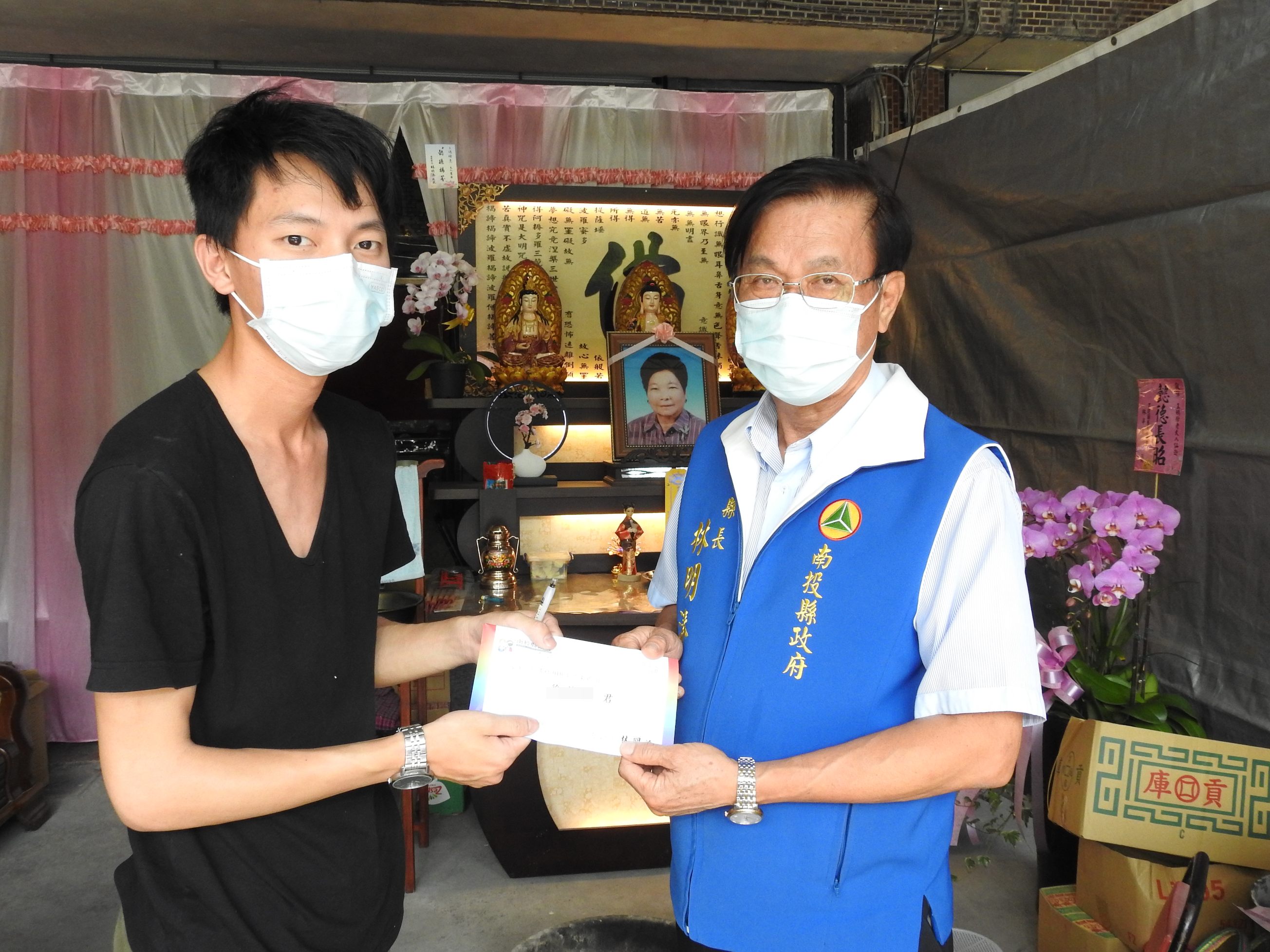 News images-A relief program for COVID-19 is initiated and County Magistrate Lin presents relief payments in person, June 25