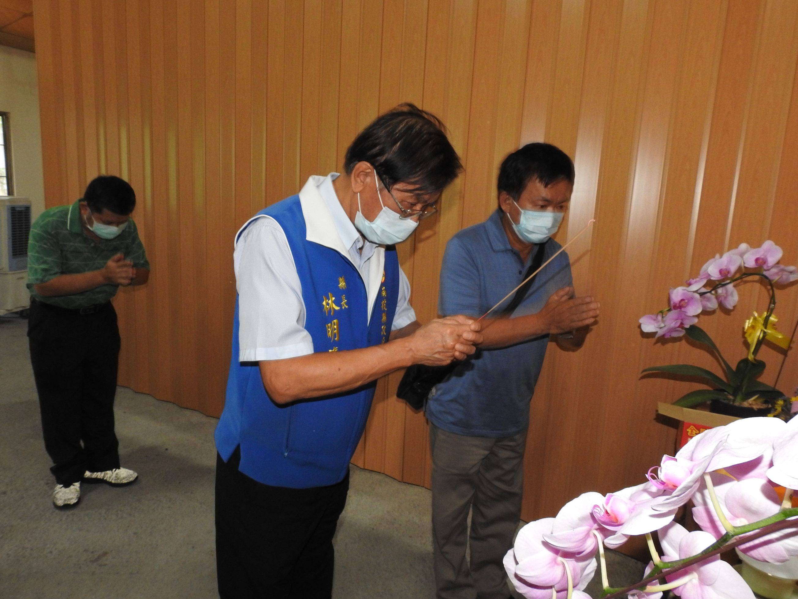 other image4-A relief program for COVID-19 is initiated and County Magistrate Lin presents relief payments in person, June 25