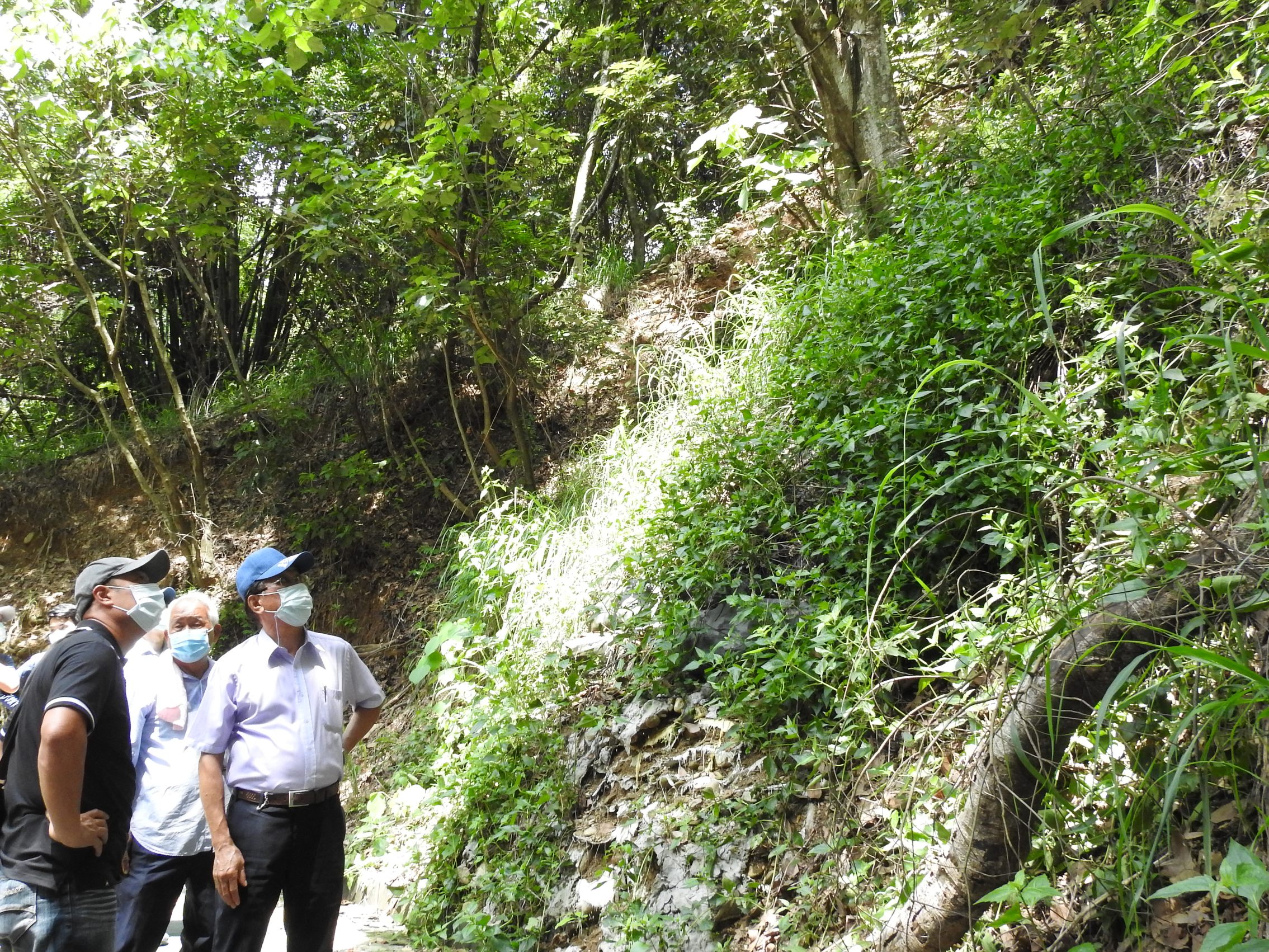 other image2-Walking at the Dragon Trail while fighting the epidemic, County Magistrate Lin conducts inspections to set up more signs and make the facilities more comprehensive, July 2