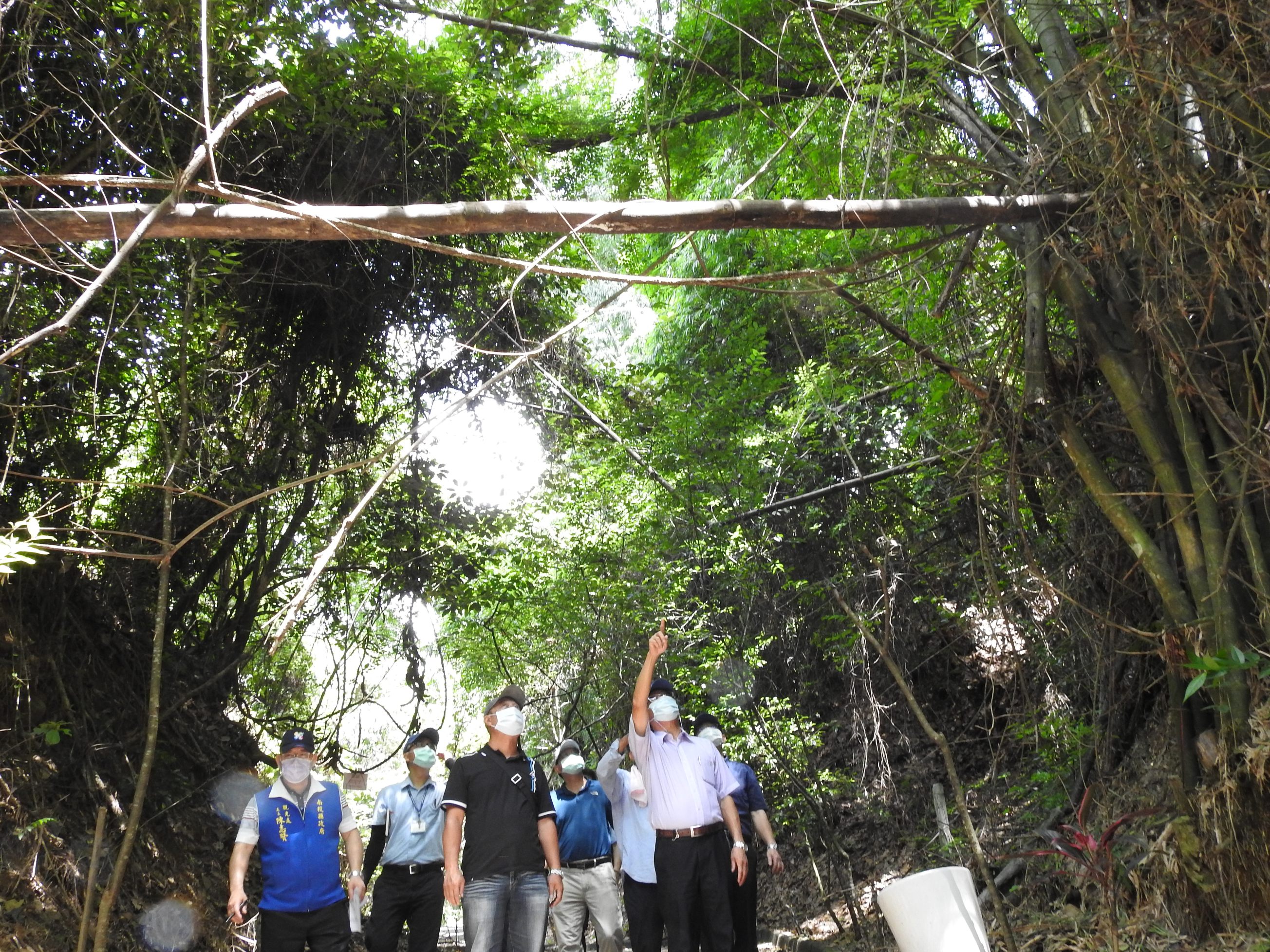 other image3-Walking at the Dragon Trail while fighting the epidemic, County Magistrate Lin conducts inspections to set up more signs and make the facilities more comprehensive, July 2
