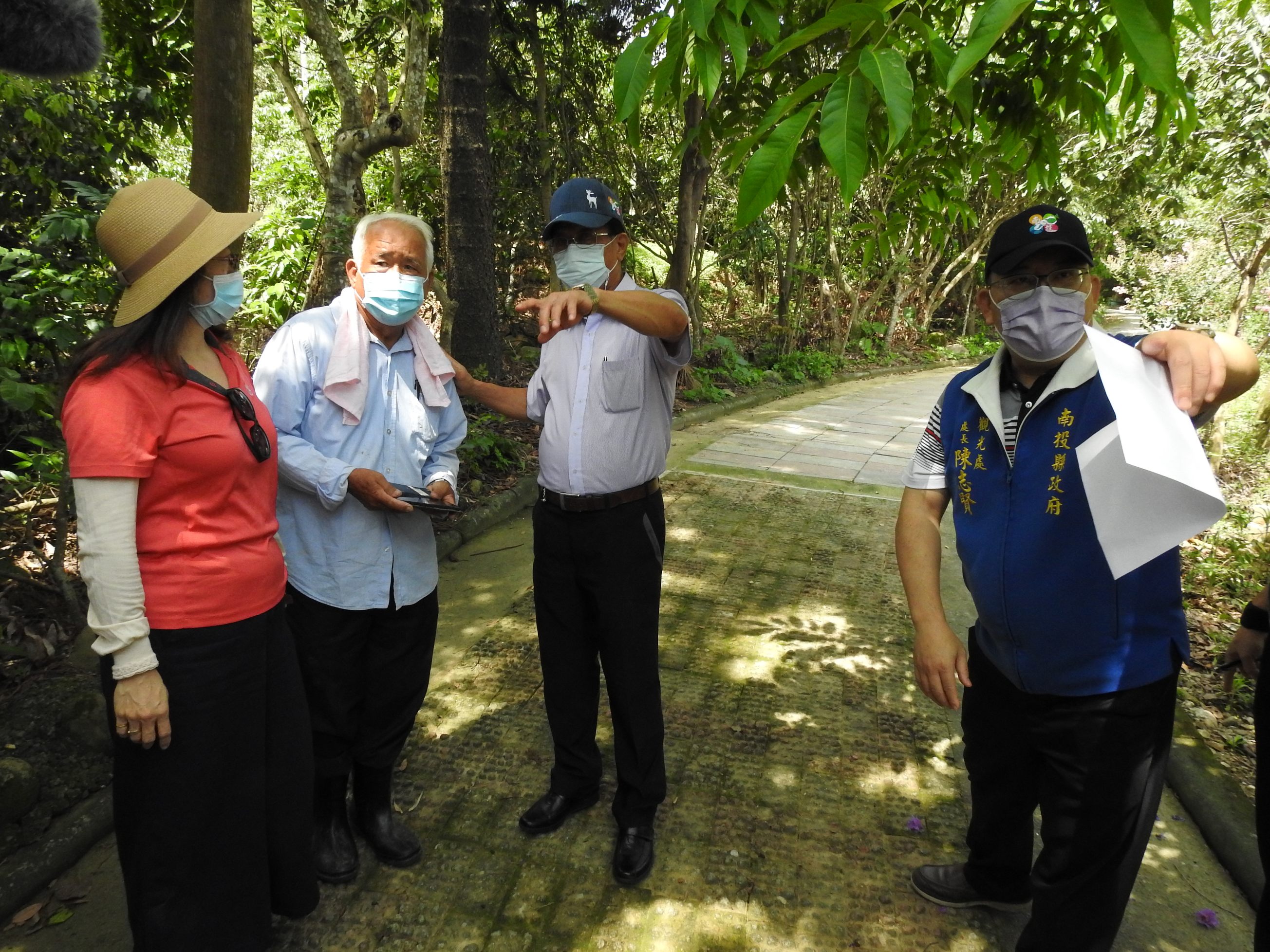 other image4-Walking at the Dragon Trail while fighting the epidemic, County Magistrate Lin conducts inspections to set up more signs and make the facilities more comprehensive, July 2