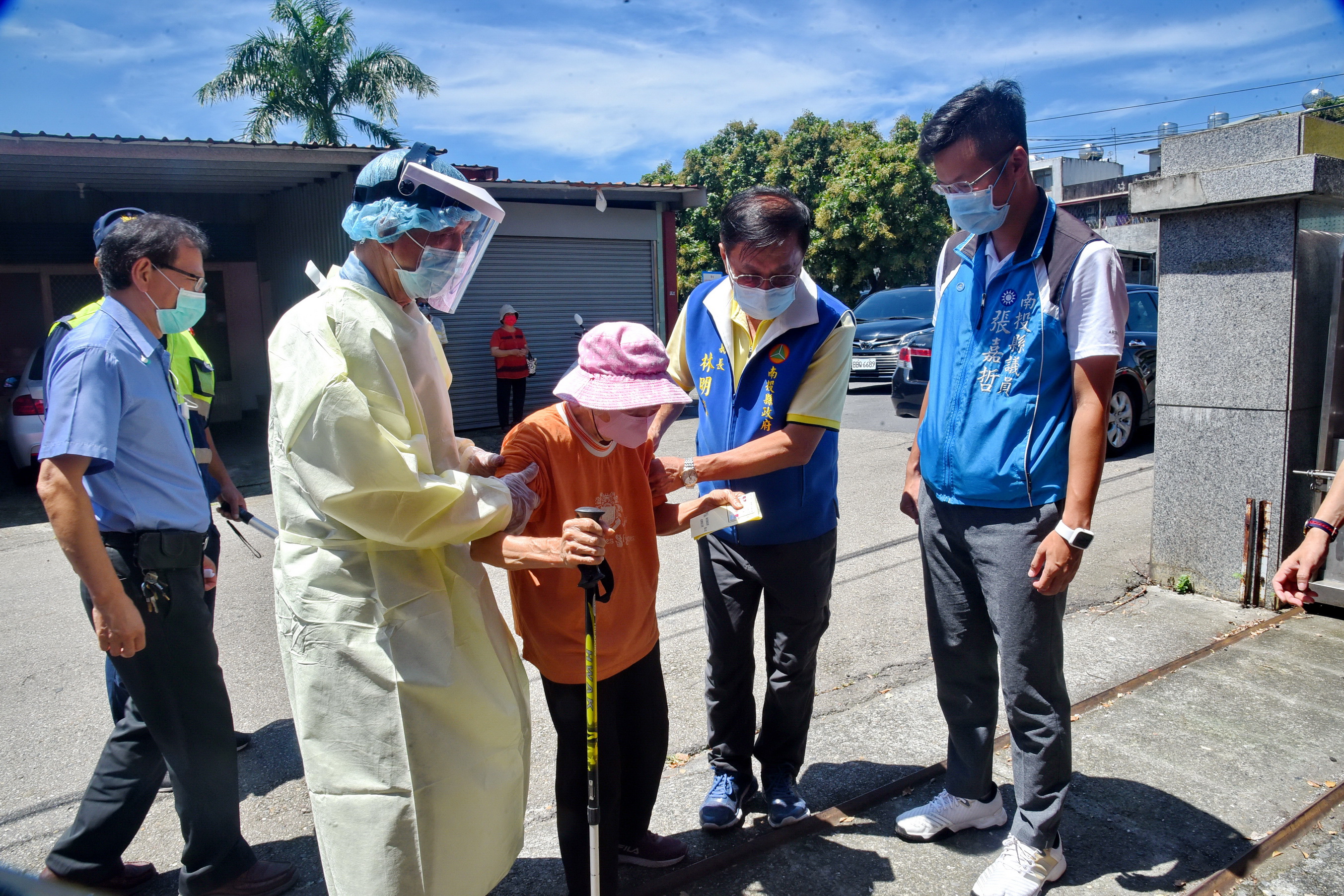 News images-Nantou County begins the fourth batch of Moderna vaccination. County Magistrate Lin conducts an inspection at the vaccination station, July 3