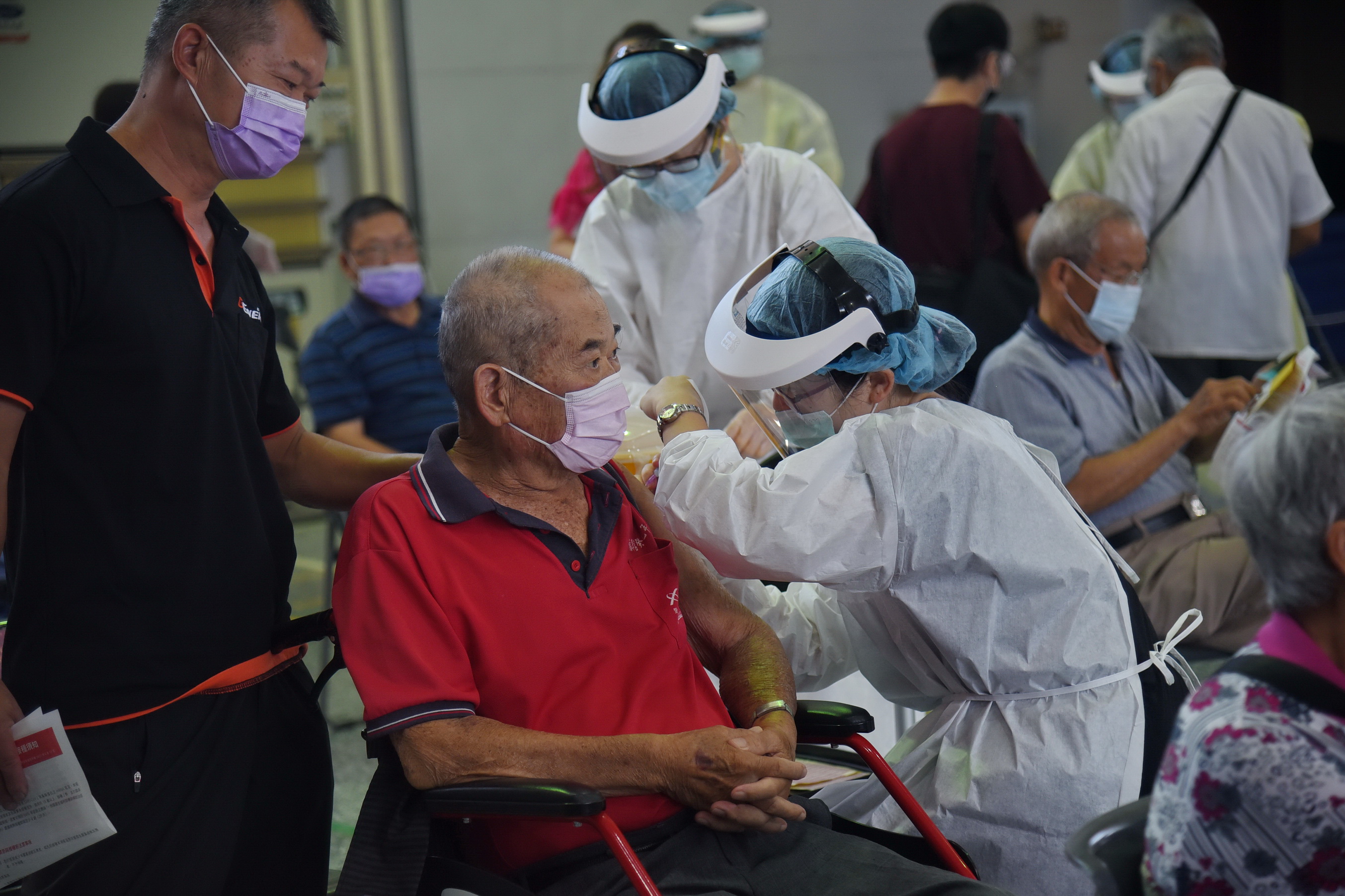 other image2-Nantou County begins the fourth batch of Moderna vaccination. County Magistrate Lin conducts an inspection at the vaccination station, July 3