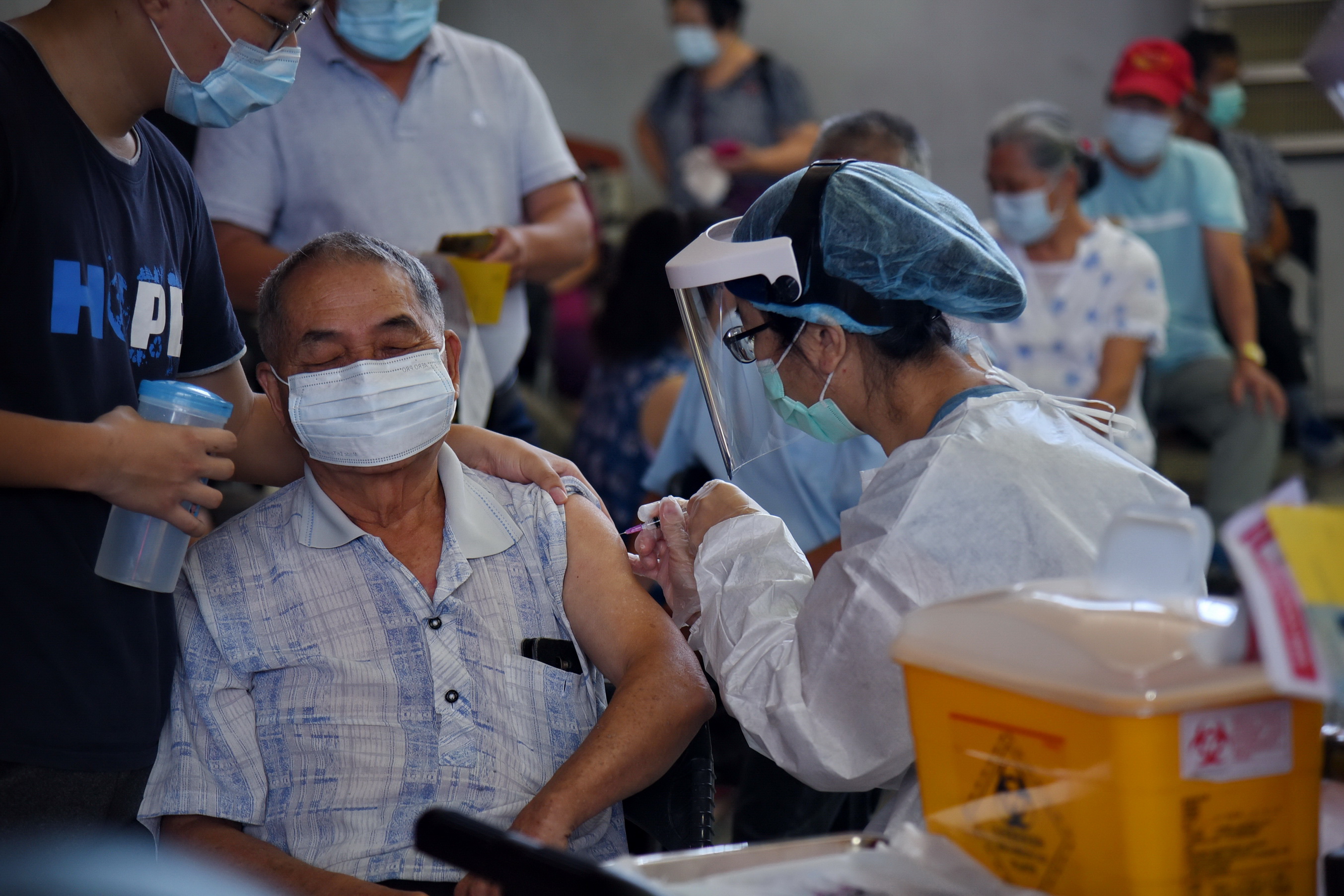other image4-Nantou County begins the fourth batch of Moderna vaccination. County Magistrate Lin conducts an inspection at the vaccination station, July 3