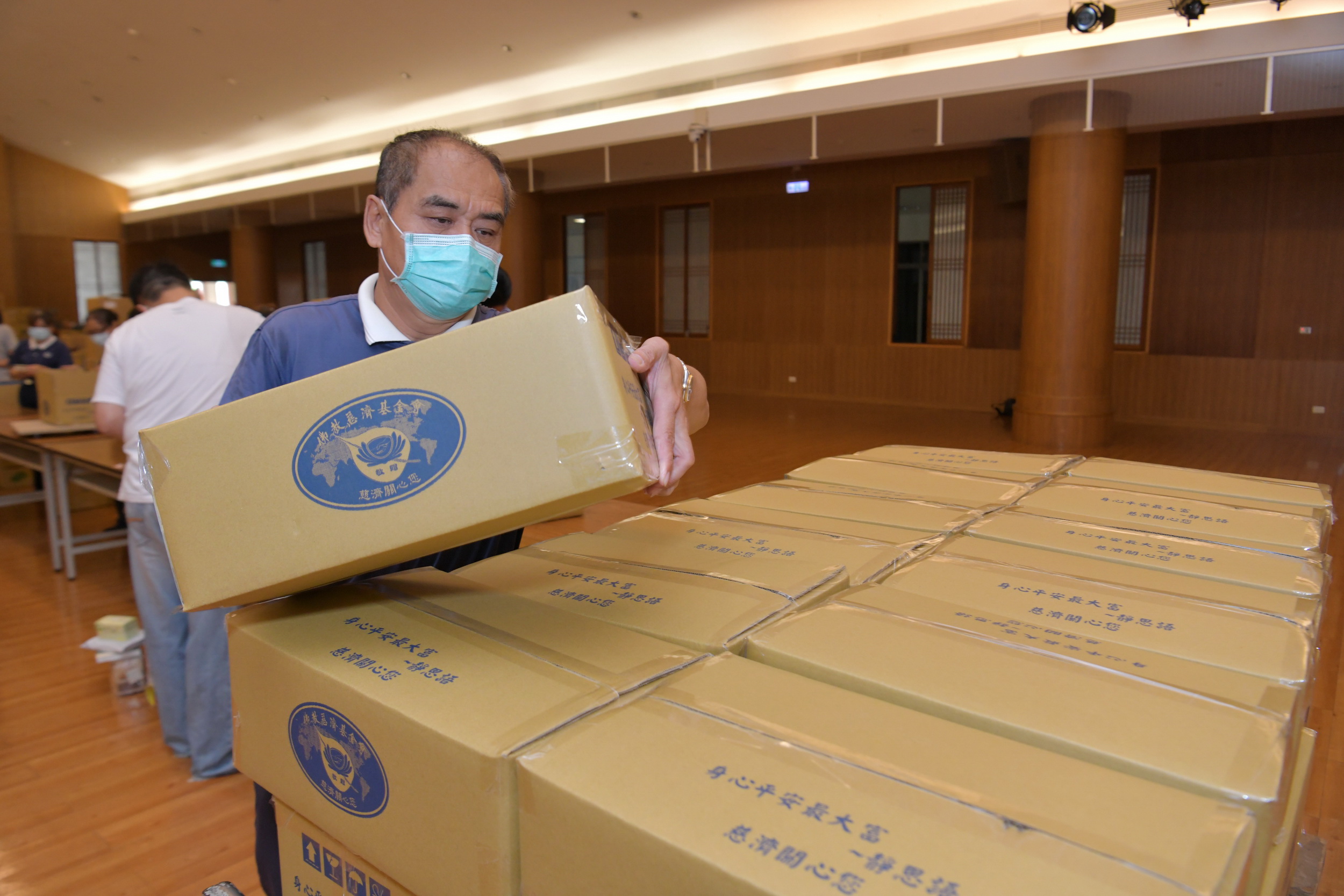 other image4-Nantou County Government, Tzu Chi, and farmers’ associations collaboratively donate fruits and vegetables to help in marketing and the disadvantaged, July 9