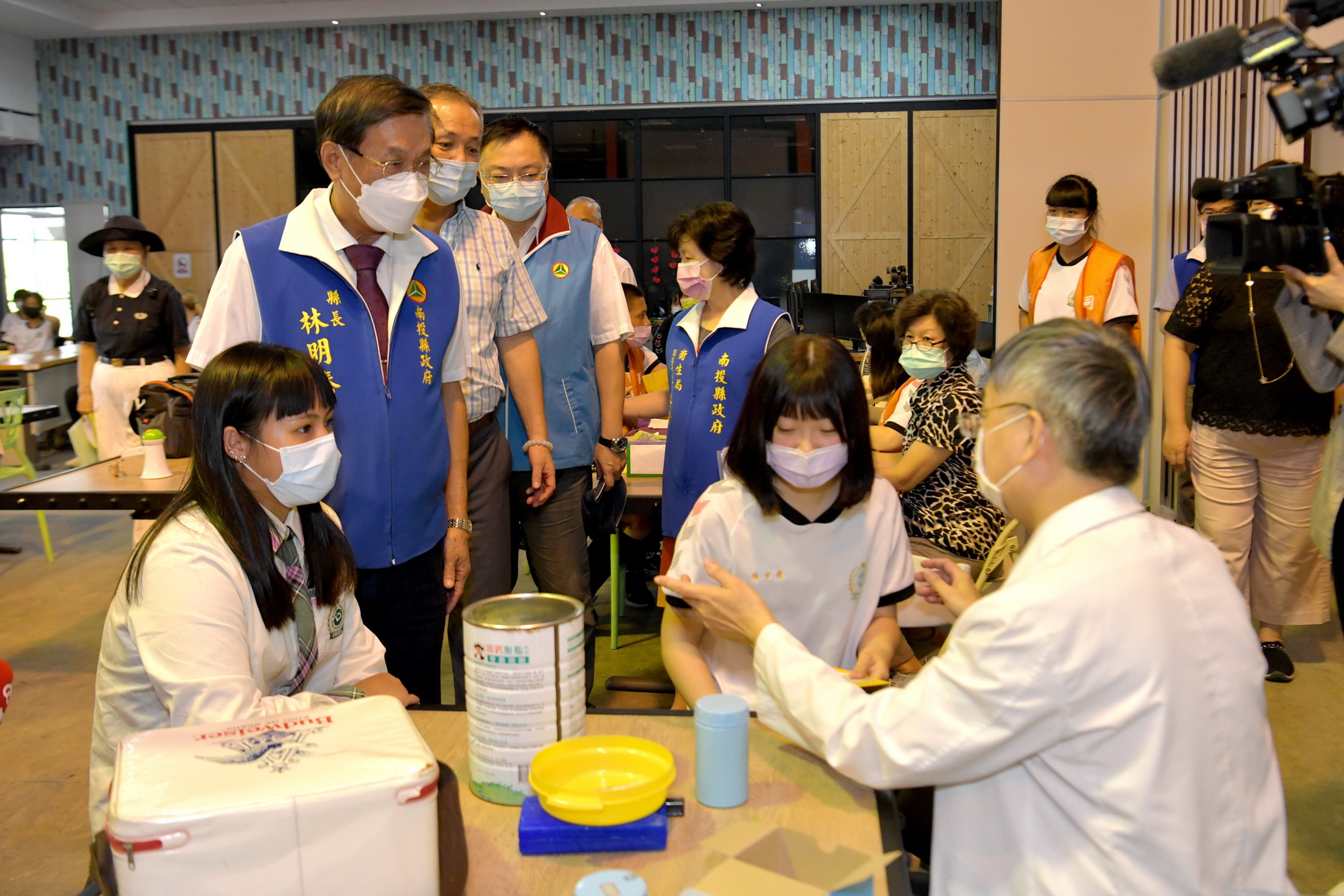 News images-County Magistrate Lin Ming-Chen goes on site to learn about the status at the first day of BNT vaccination for junior and senior high schools in Nantou County, September 23