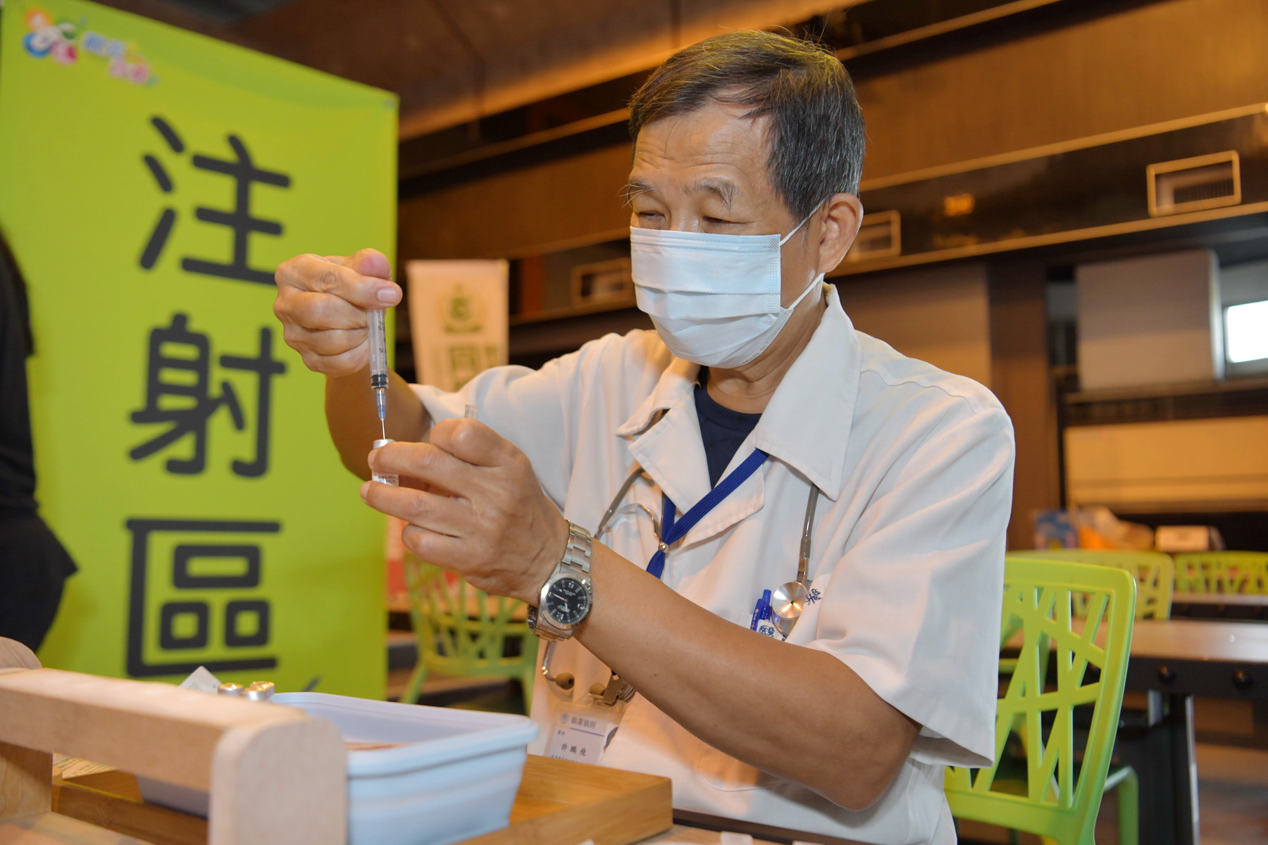 other image2-County Magistrate Lin Ming-Chen goes on site to learn about the status at the first day of BNT vaccination for junior and senior high schools in Nantou County, September 23