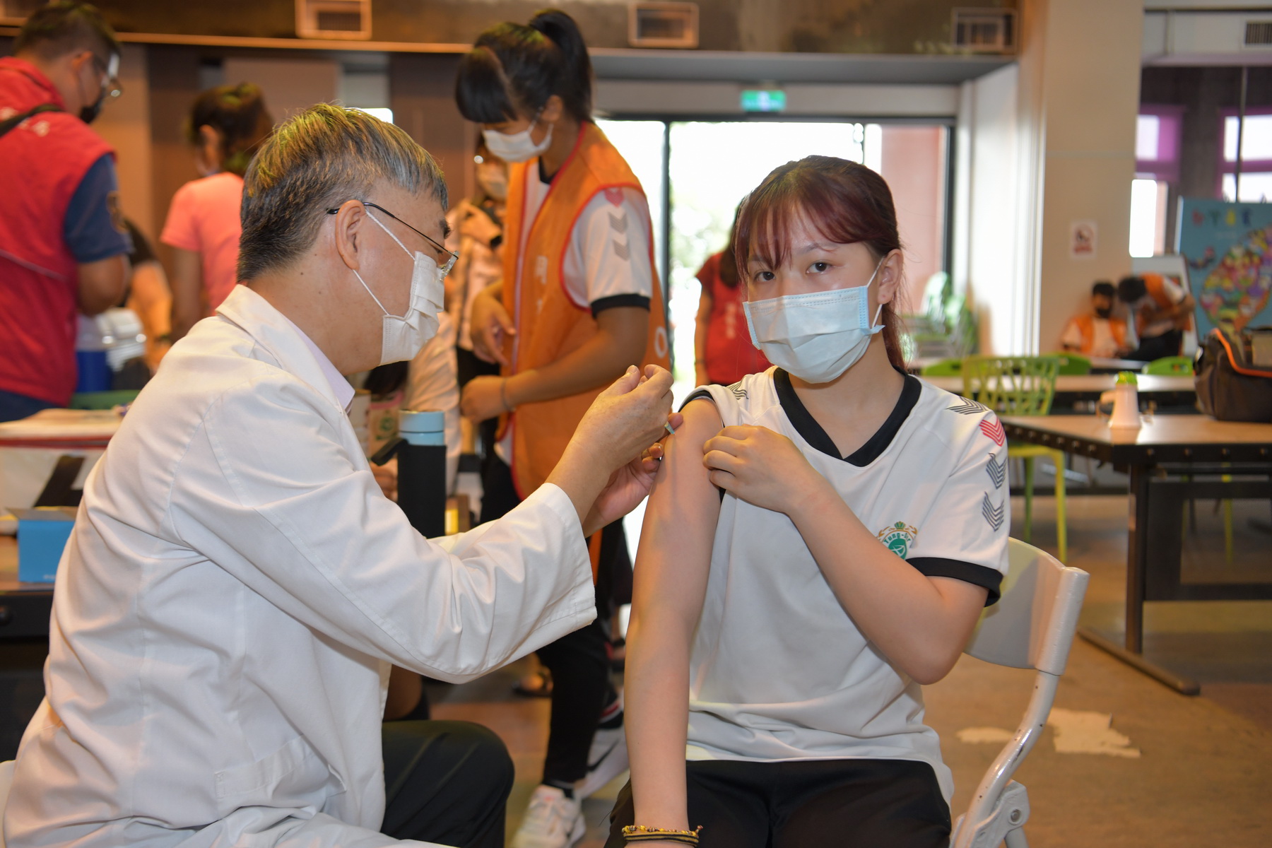 other image3-County Magistrate Lin Ming-Chen goes on site to learn about the status at the first day of BNT vaccination for junior and senior high schools in Nantou County, September 23