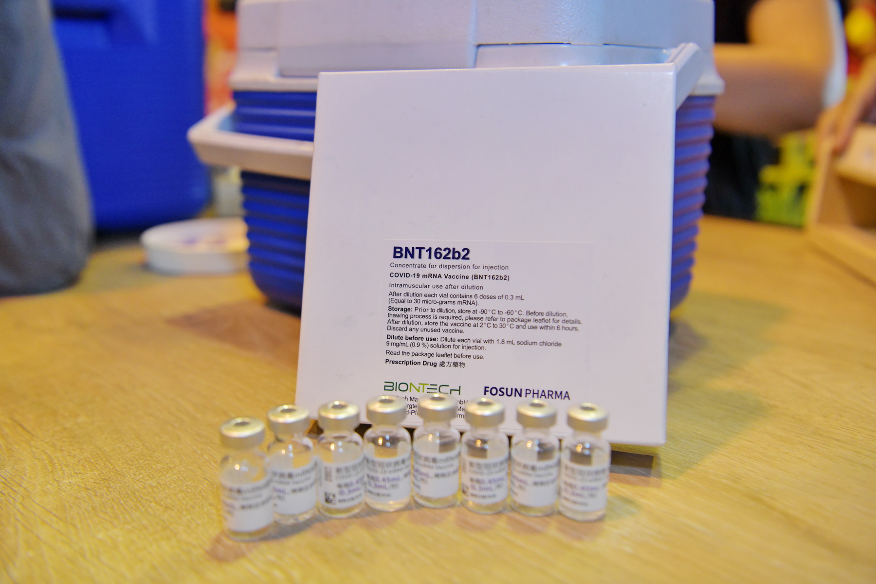 other image4-County Magistrate Lin Ming-Chen goes on site to learn about the status at the first day of BNT vaccination for junior and senior high schools in Nantou County, September 23